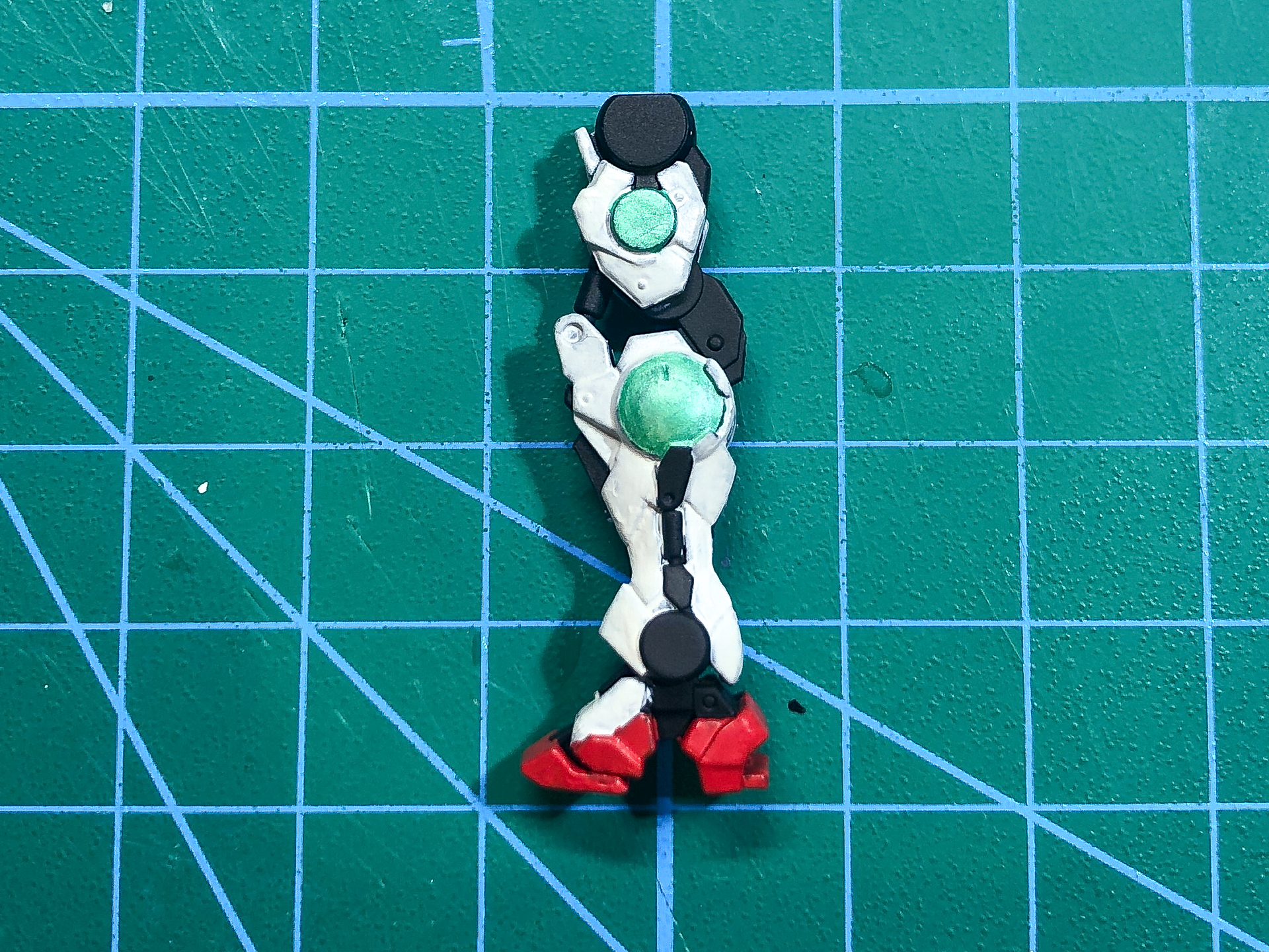 メタリックグリーン部を塗装した脚部パーツ。メタリックグリーン部には「メカカラー メタリックグリーン」を使用しています。