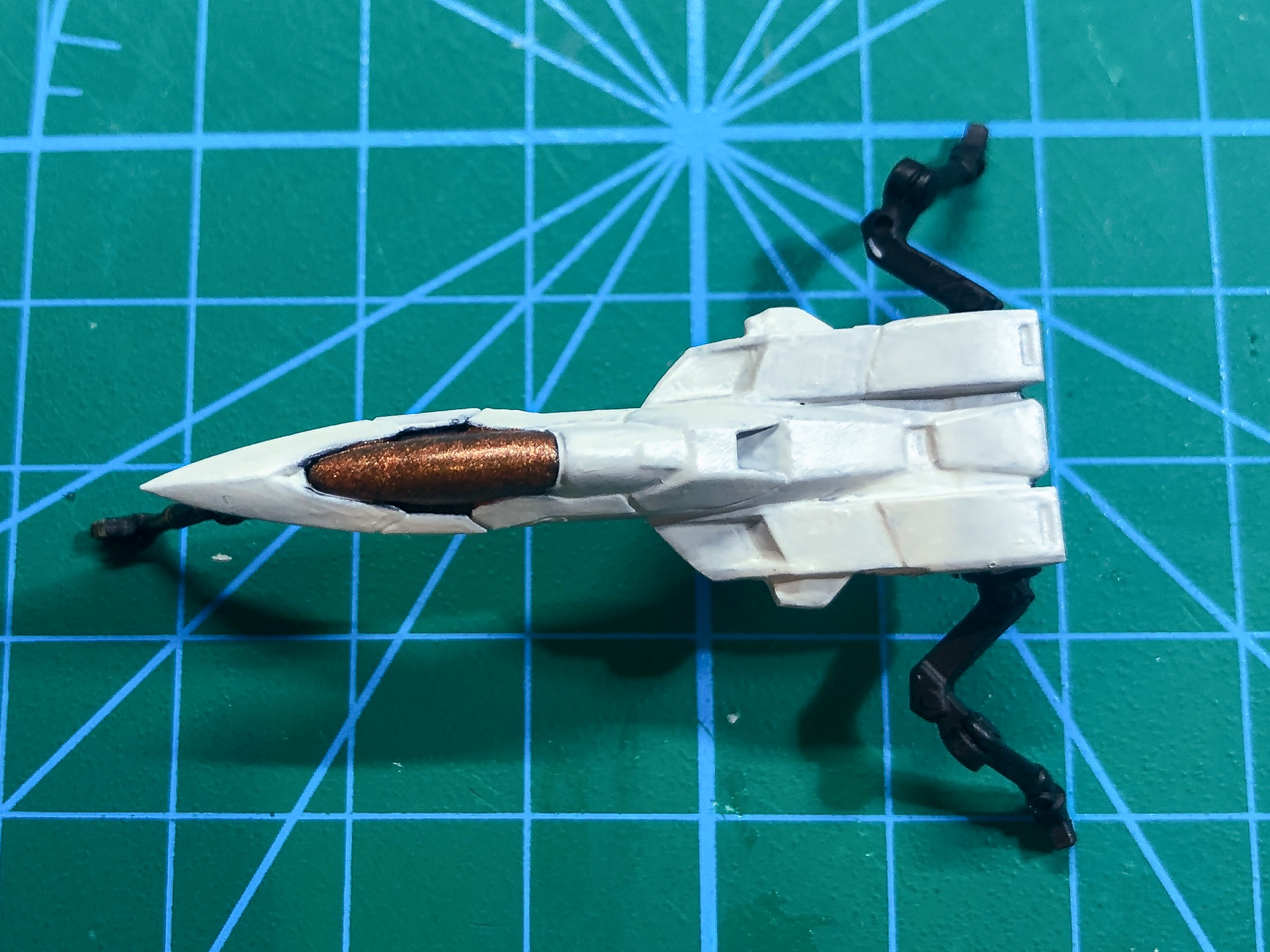 オーライザーコクピットハッチを塗装した機首パーツ。コクピットハッチには「メカカラー カッパー」を使用しています。