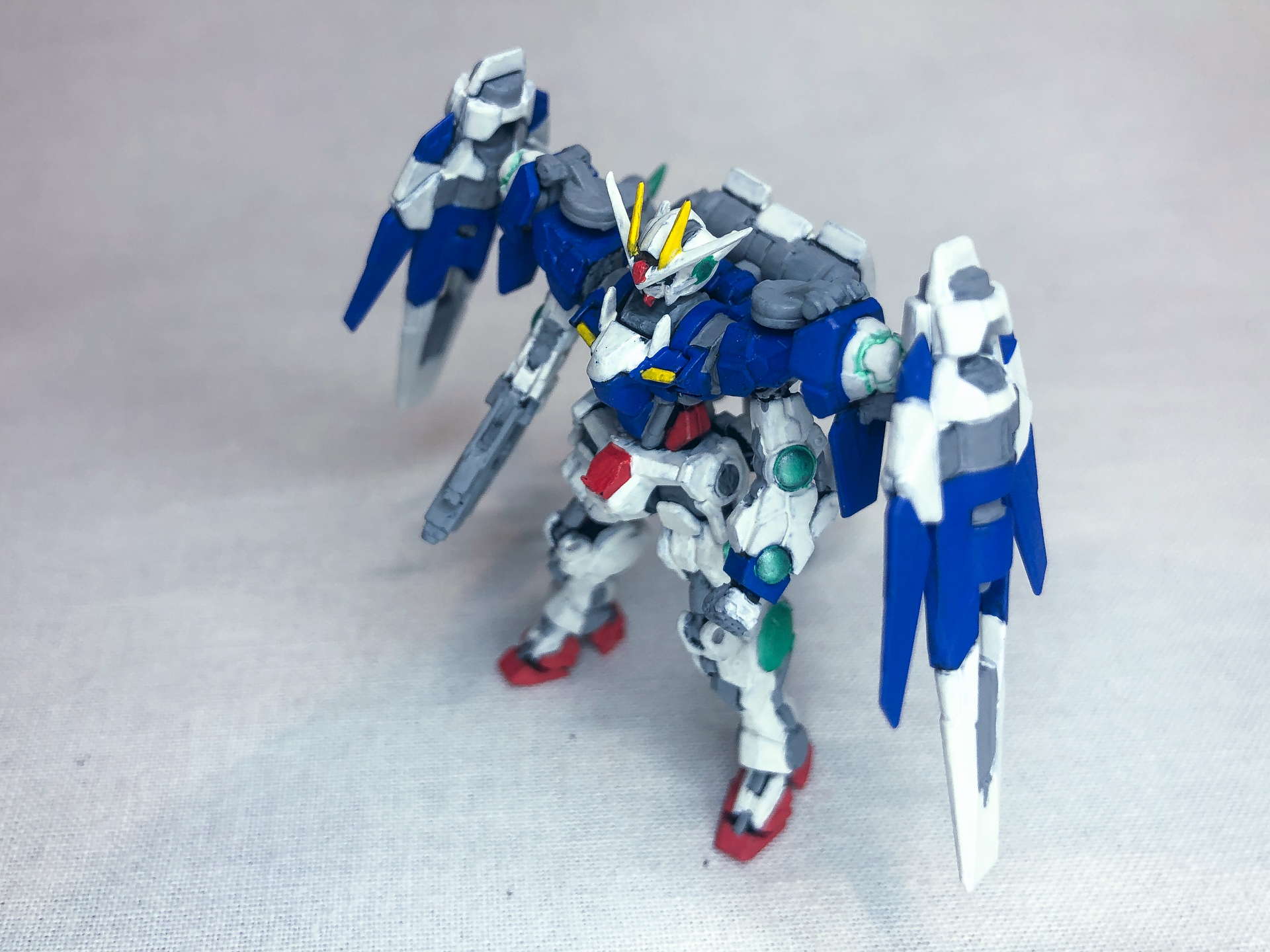 左斜め上から撮影してみました。塗装することでディテールのアレンジがより分かりやすくなっています。