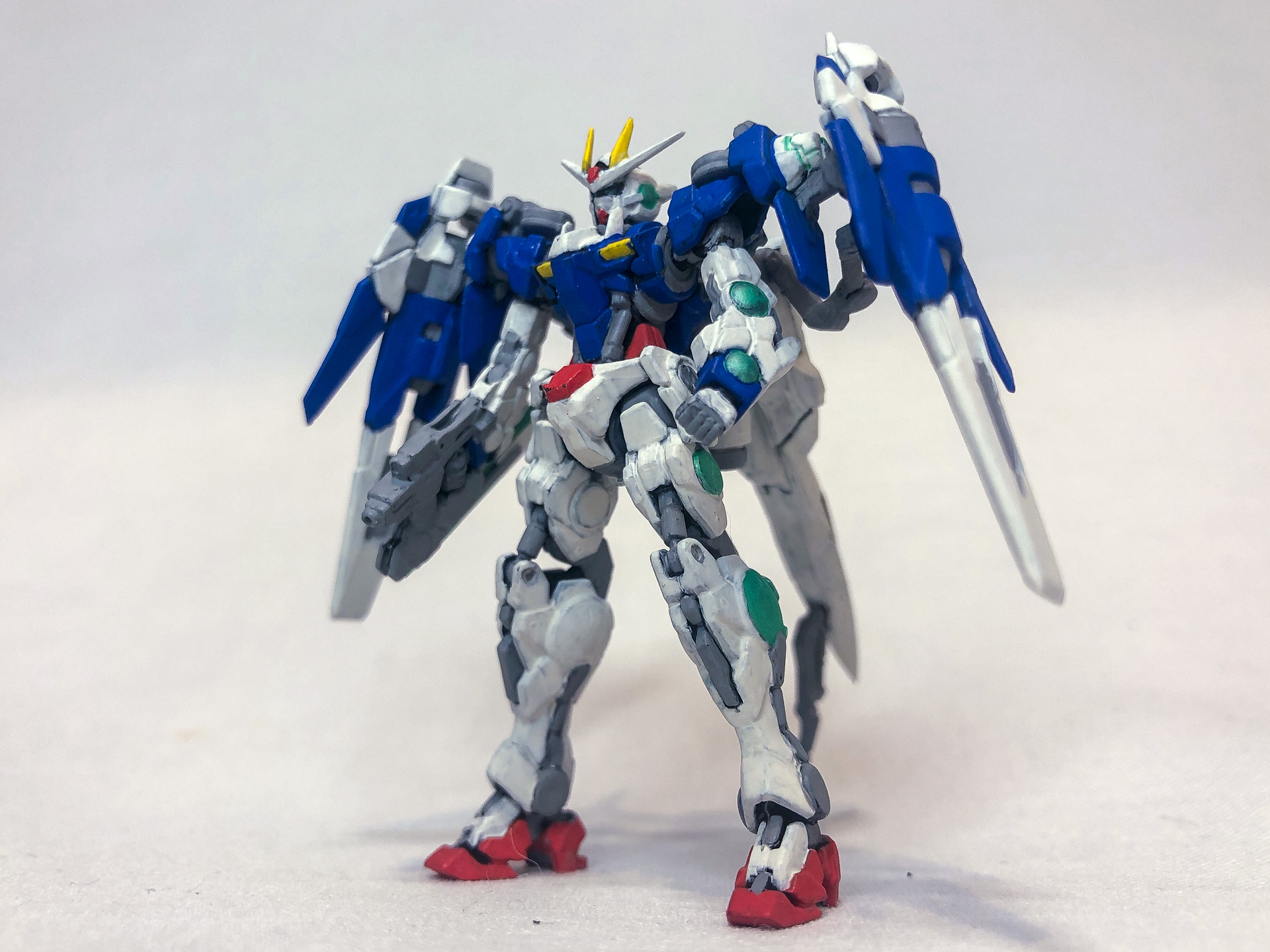 下からあおりで撮影してみました。全高55mmながらあおりで撮影することで迫力が出ます。