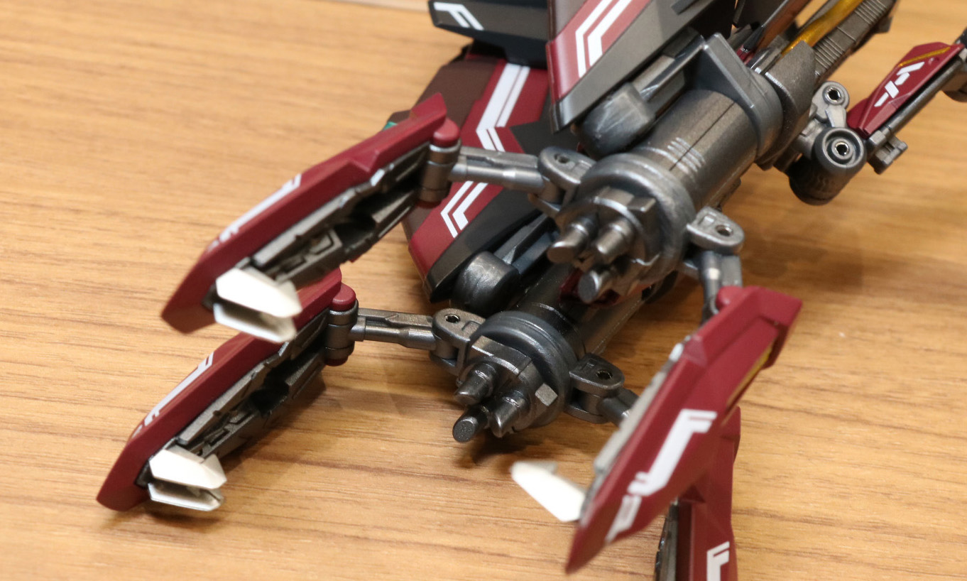 アームの内側にはガトリングが！（※こちらは試作品で、製品版では銃口のディテールも追加される）