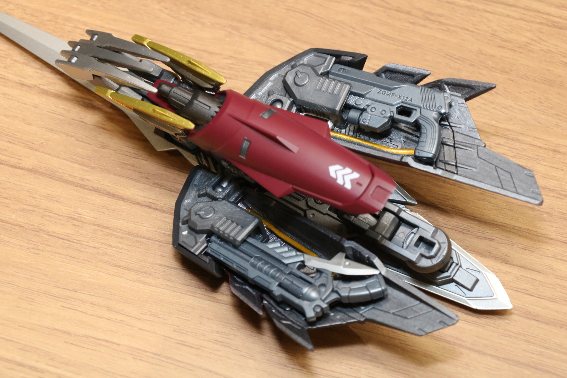 飛行形態時には機首となるトリケロス改