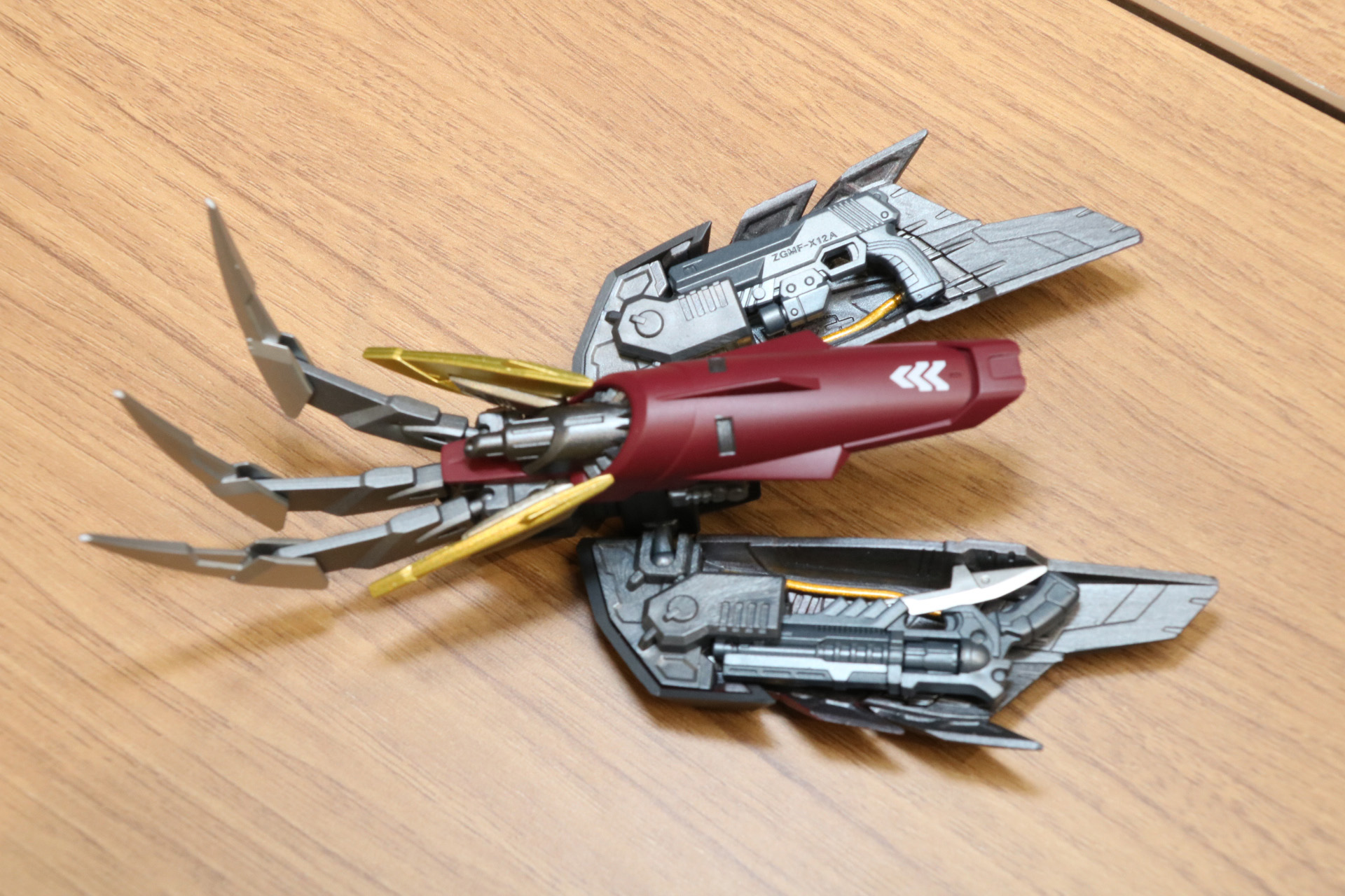 金の爪を展開することも可能。装甲の裏面にはハンドガンを収納可能