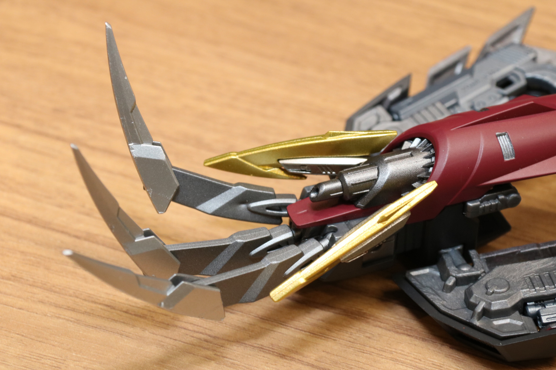 腕のビーム砲の造形も完備