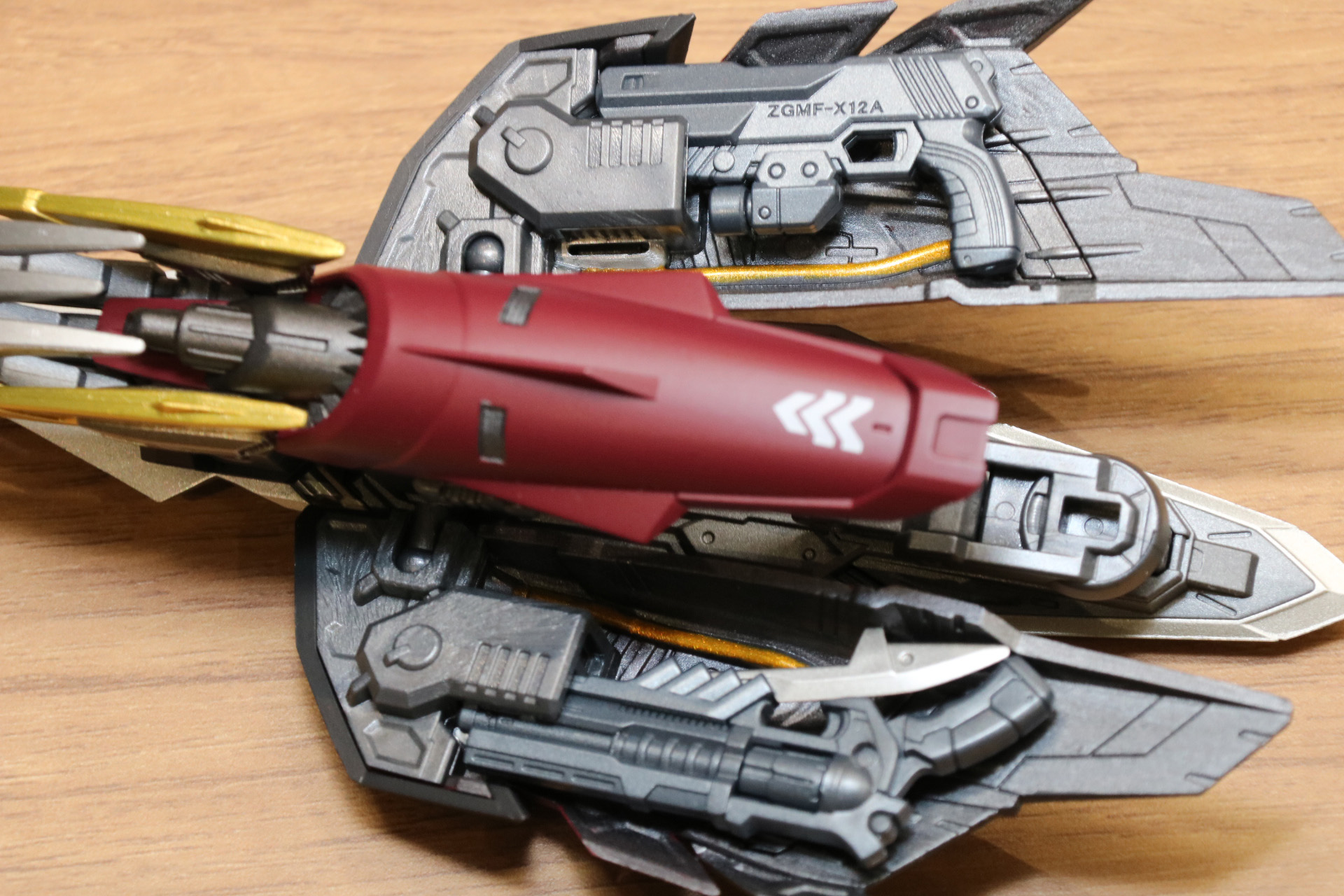 装甲裏も濃密なディテール表現が施され、パイプの金色がアクセントとなっている