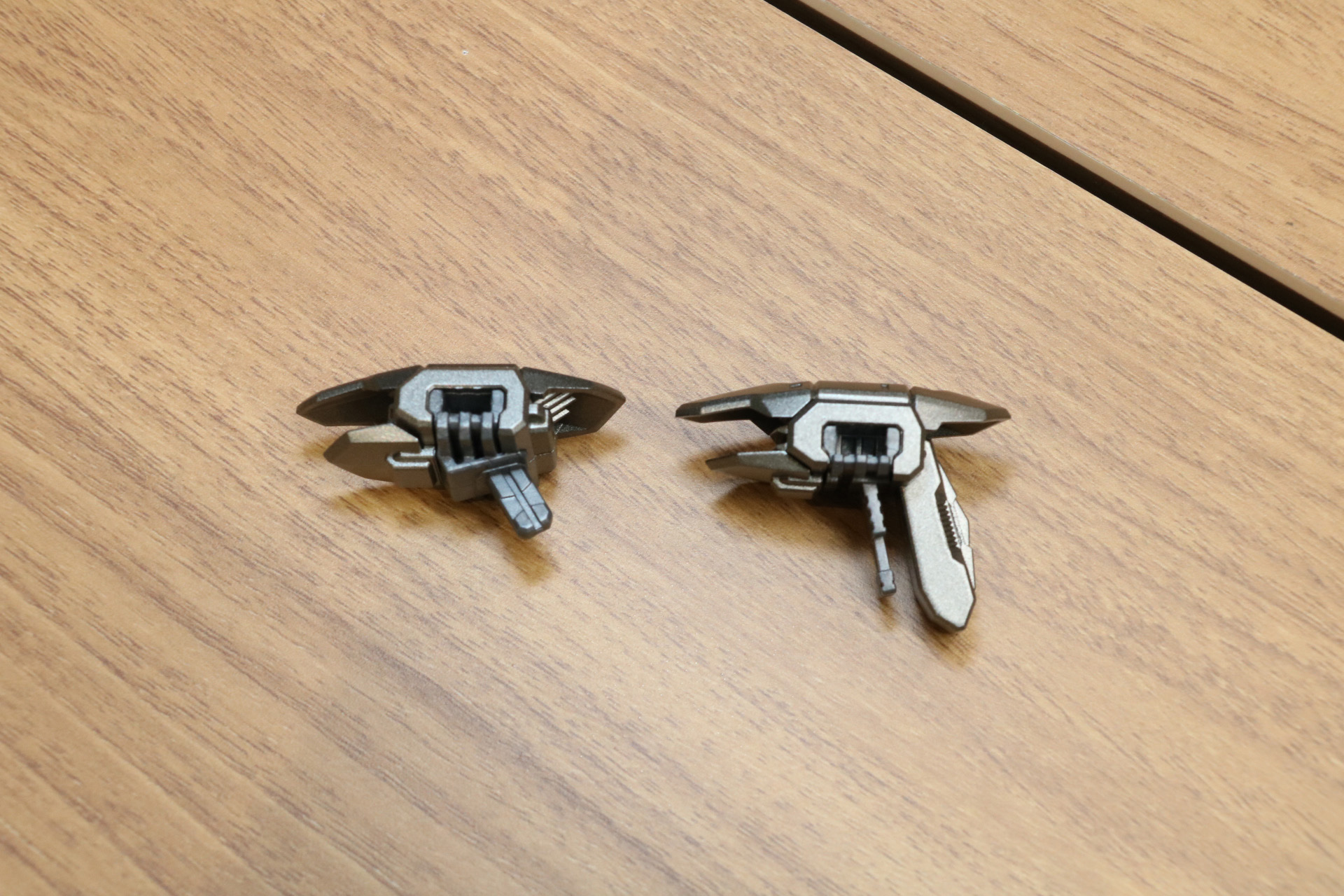 アストレイ用ジョイント（左）とストライク用ジョイント（右）