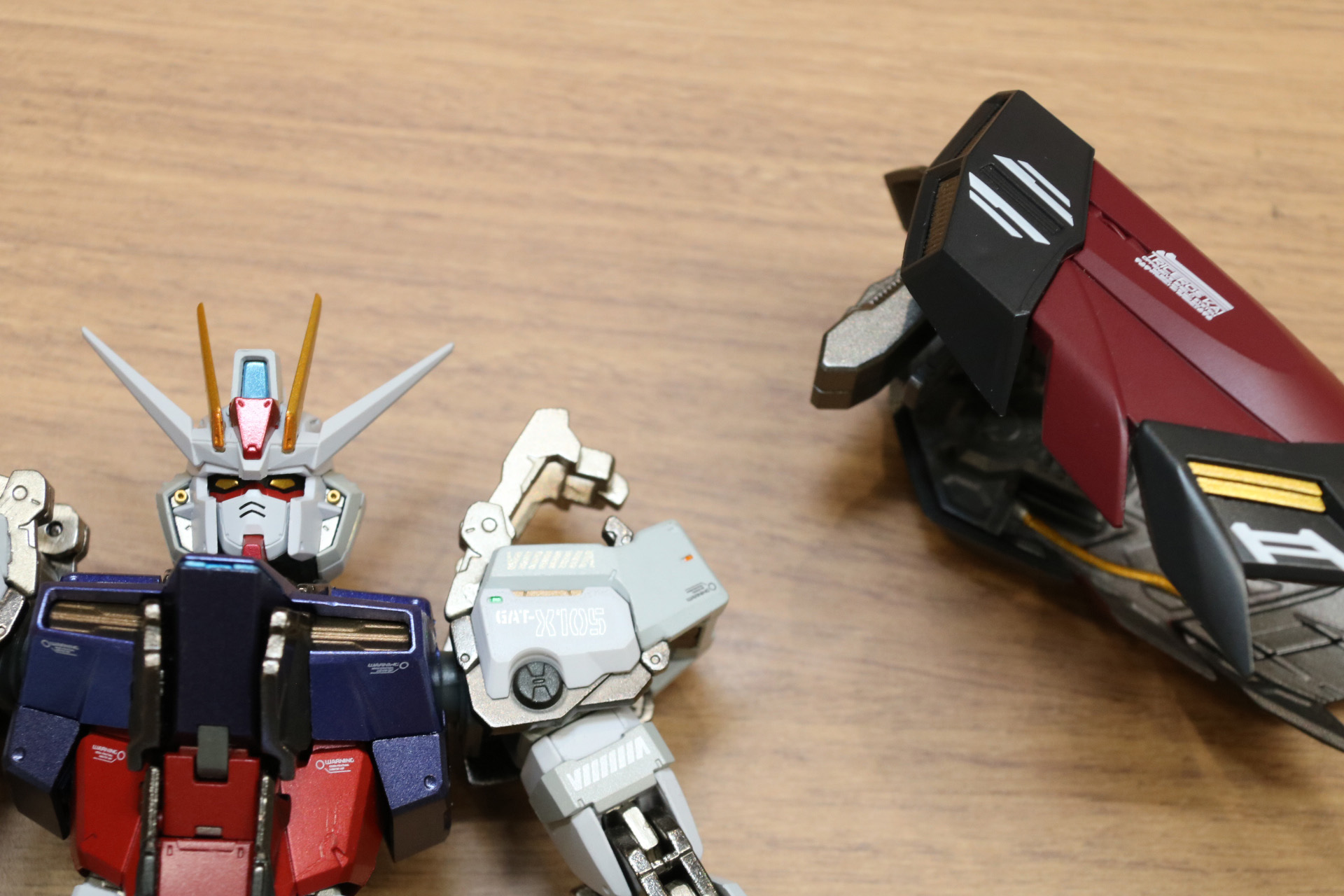 「METAL BUILD」シリーズの「ストライクガンダム」、「ストライクルージュ」、そして「ストライクノワール」の肩部を展開装着することができる