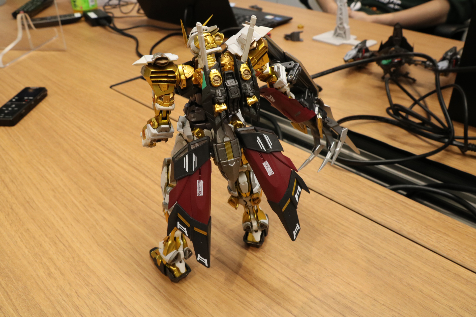 ボリュームが上がった腰回りと腕の巨大な爪で接近戦特化のシルエットに