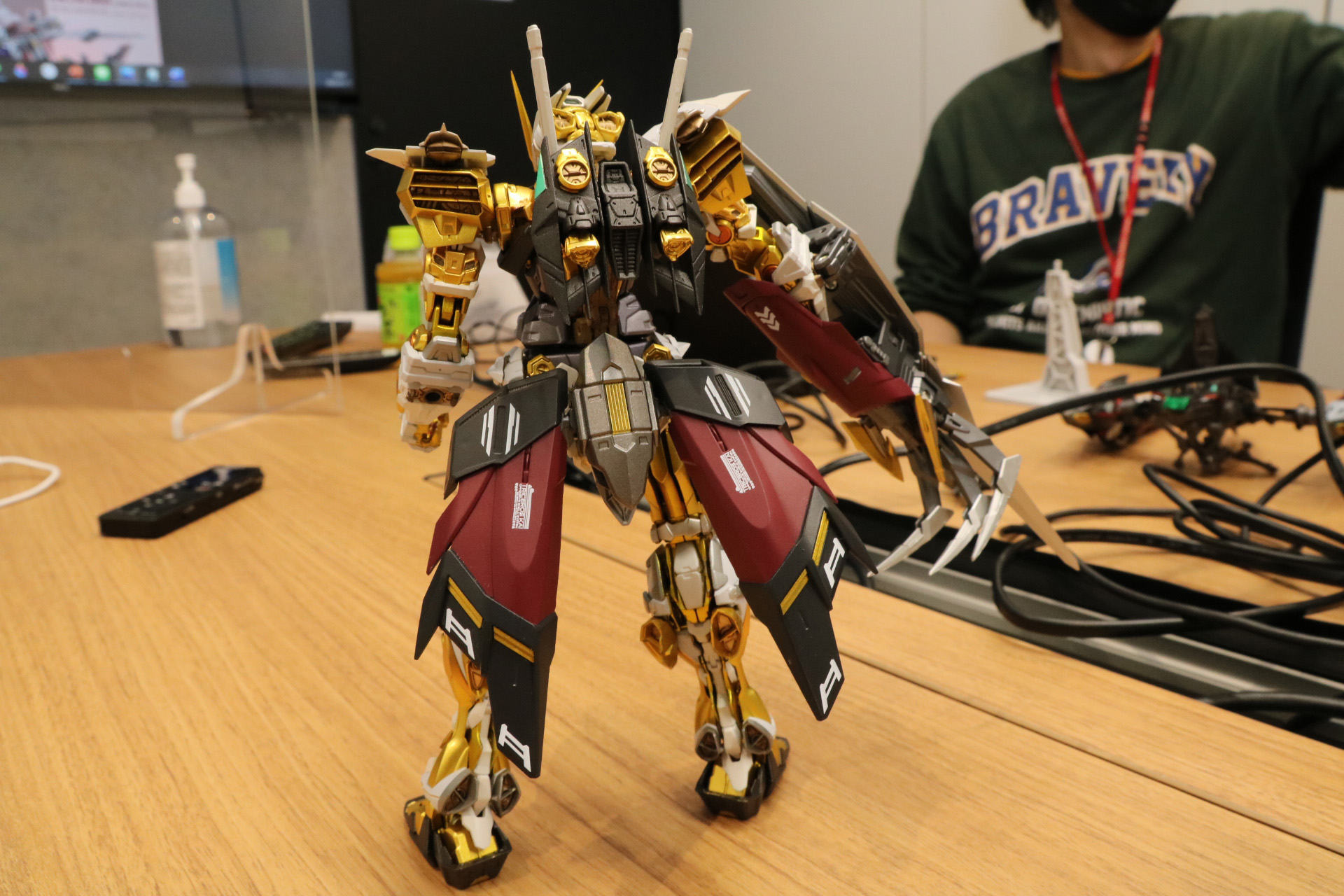 装甲内側にはハンドガンを仕込めるのでアストレイらしいケレン味も楽しめる