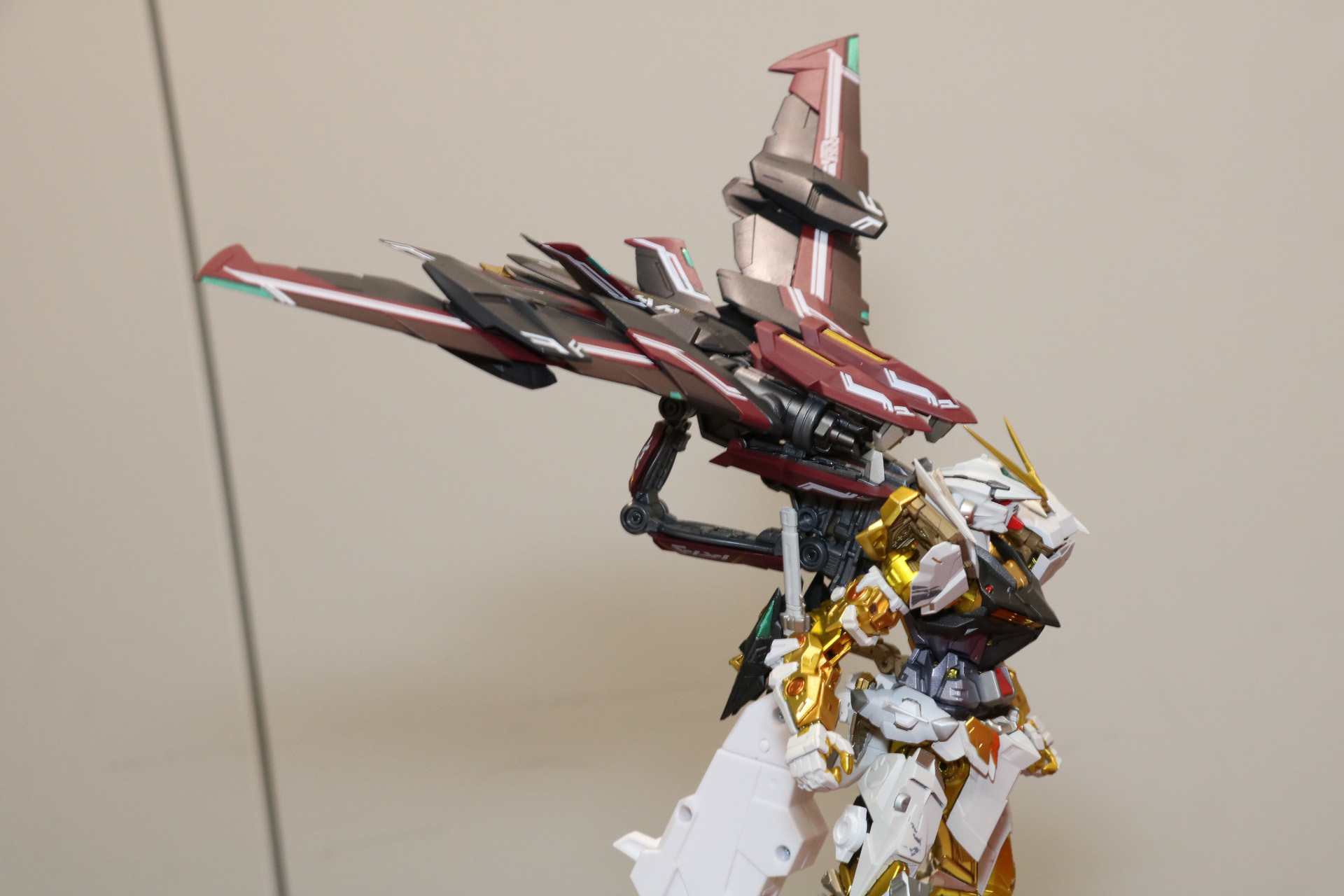 アームパーツでガッチリした保持力と様々なアクションができる。羽のラインも美しく映える