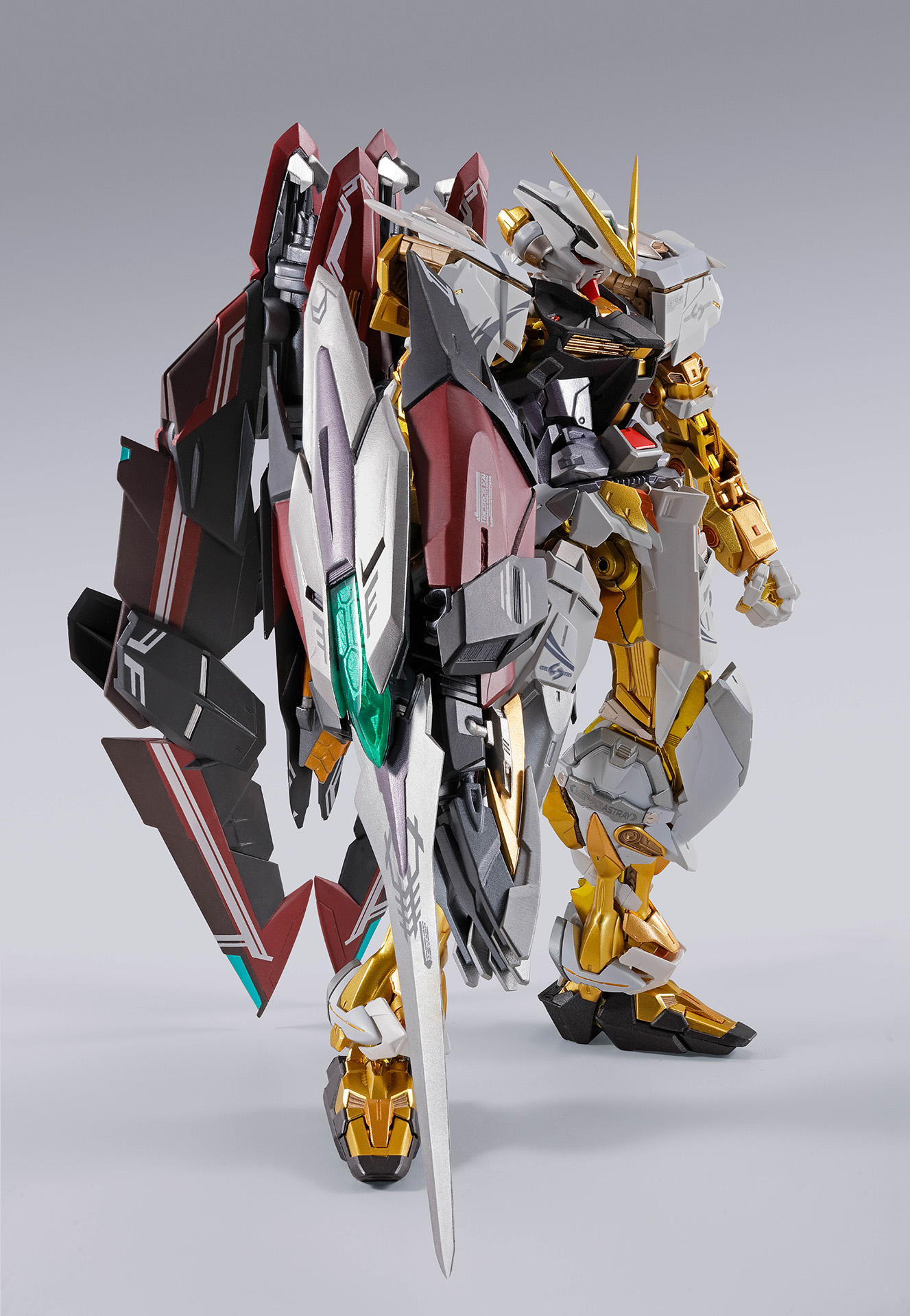 トリケロス改を装着した「METAL BUILD ガンダムアストレイ ゴールドフレーム（オルタナティブストライク Ver.）」