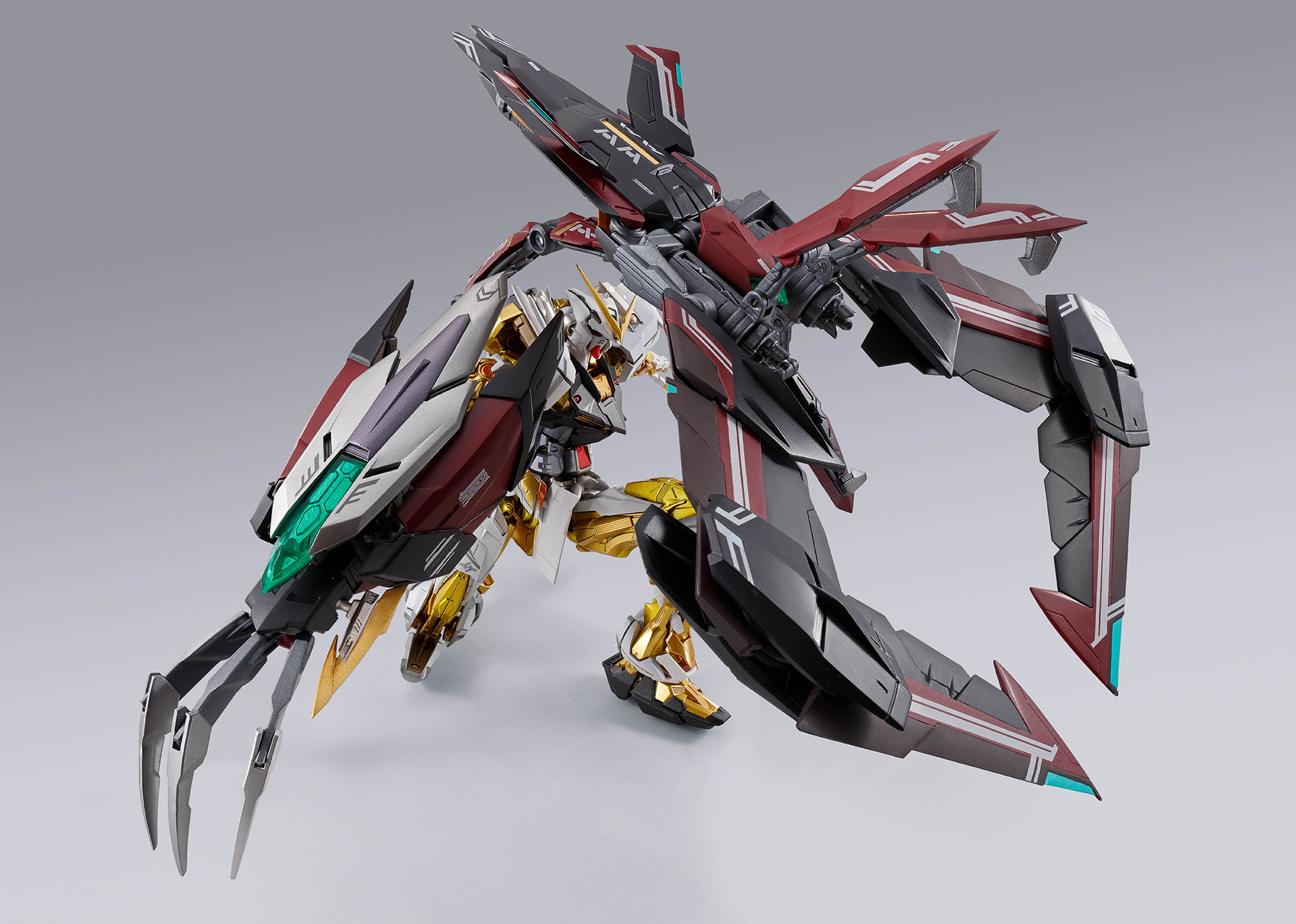 アームパーツでガッチリした保持力と様々なアクションができる。羽のラインも美しく映える