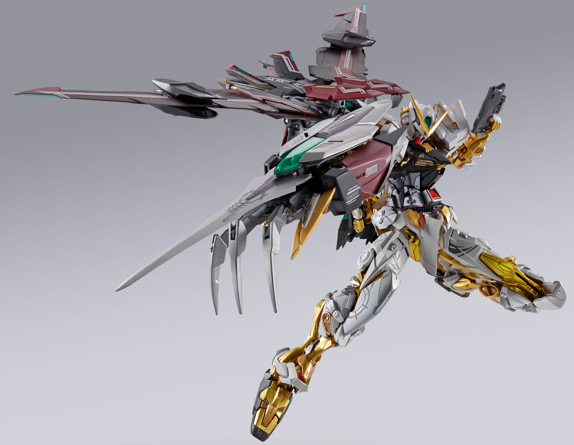 「METAL BUILD ディバインストライカー（オルタナティブストライク Ver.）」、8月発売で価格は13,200円。弊誌では本商品の魅力を企画担当者の尾嶋虎太郎氏にインタビューを行なっている