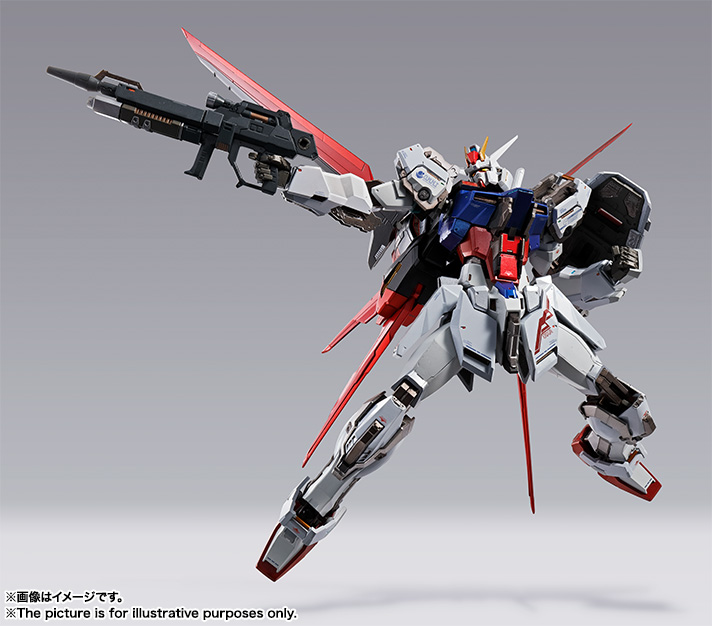 「METAL BUILD エールストライクガンダム」、2018年8月発売。価格は26,400円。ストライクガンダムは“ストライカーパック”を装備することで様々な状況に対応する。このストライカーパックの考え方が、オルタナティブストライクプロジェクトのアイディアとなる