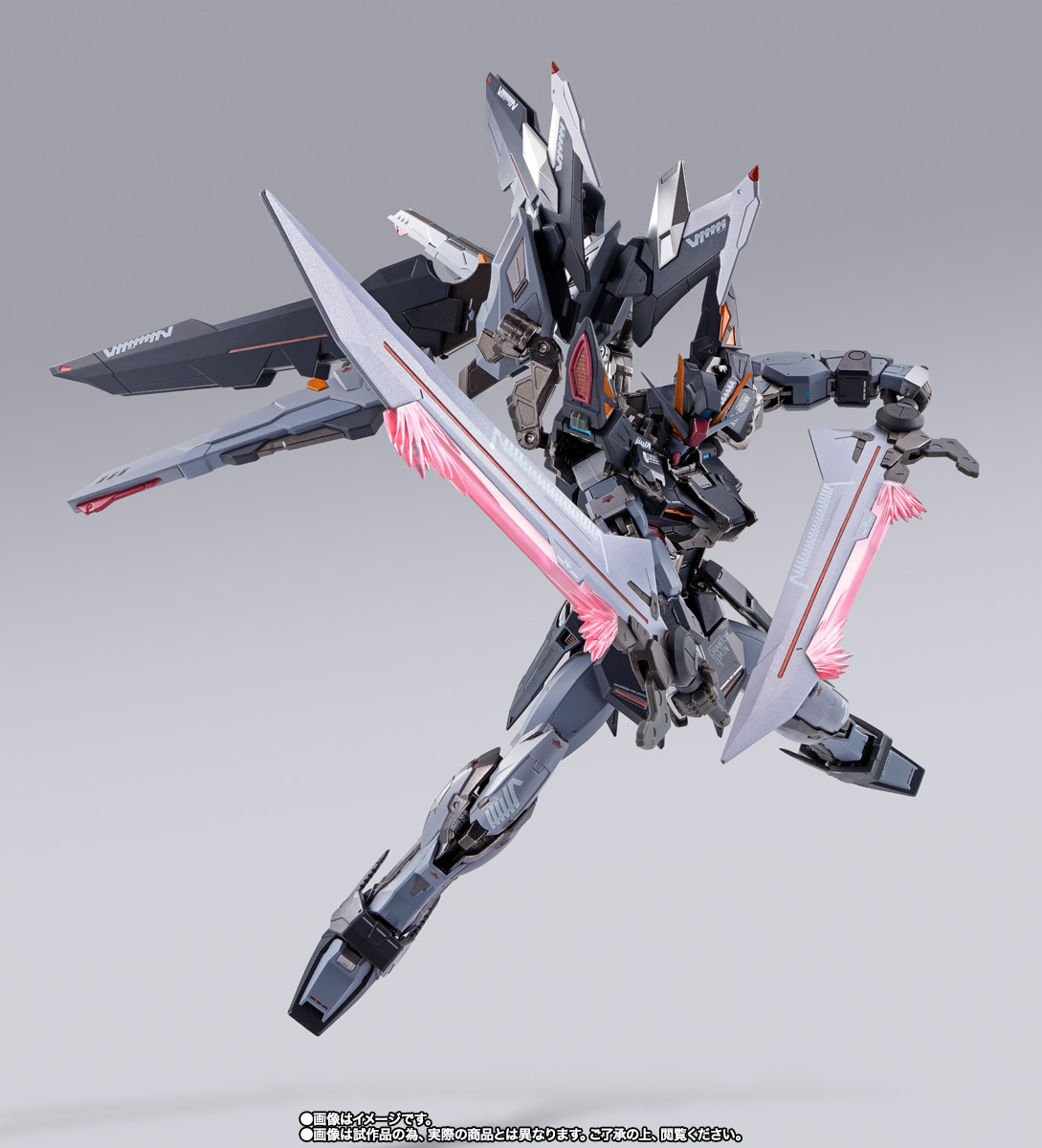 「METAL BUILD ストライクノワールガンダム （オルタナティブストライク Ver.）」、2022年9月発売。価格は30,800円。TAMASHII NATION 2022開催記念商品として登場。プレイバリューなどでこれまでのシリーズの技術の集大成と言える商品だ