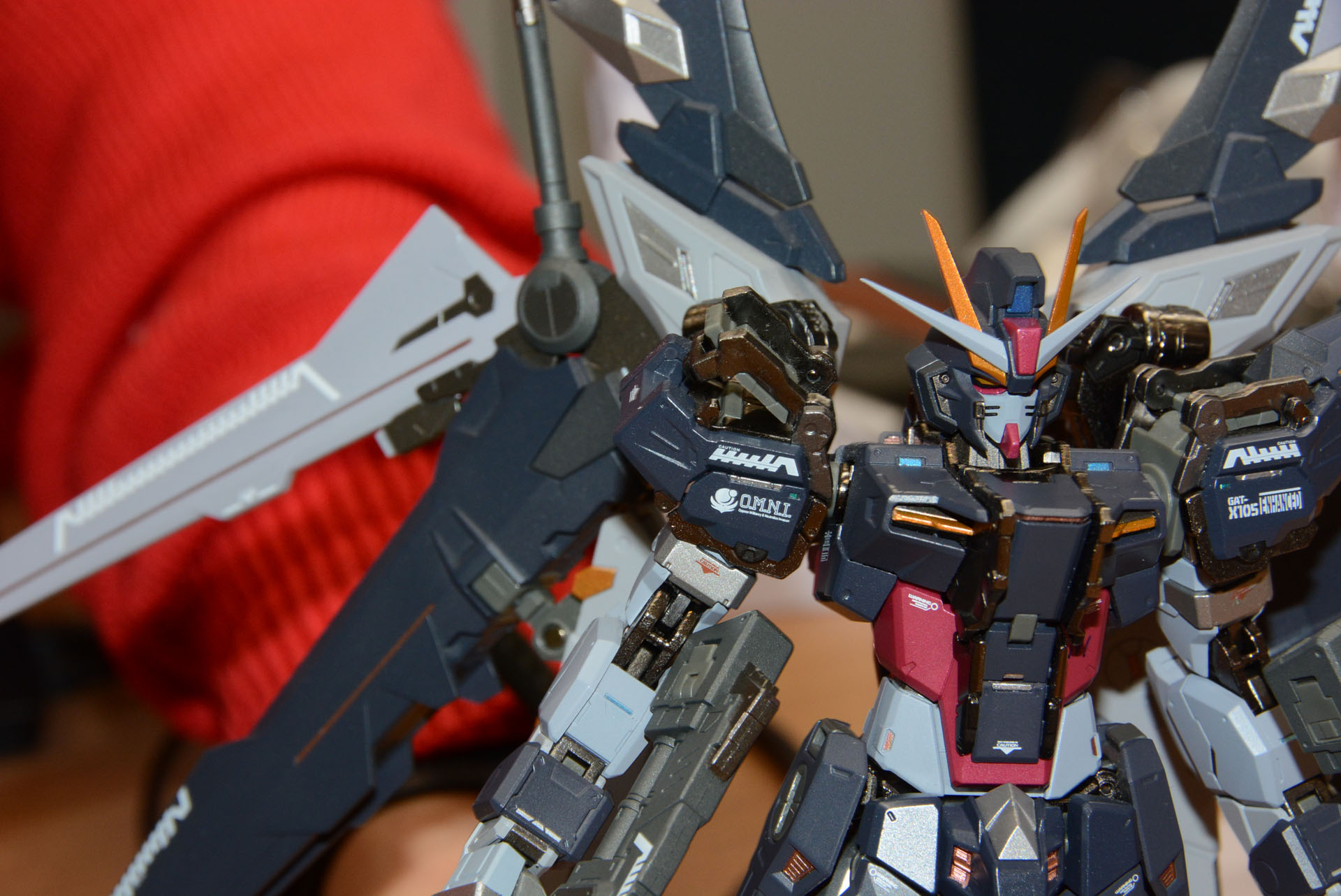 「METAL BUILD ストライクノワールガンダム」の肩の突起を取り外すことで、ストライカーパックの肩の装備を活用できる