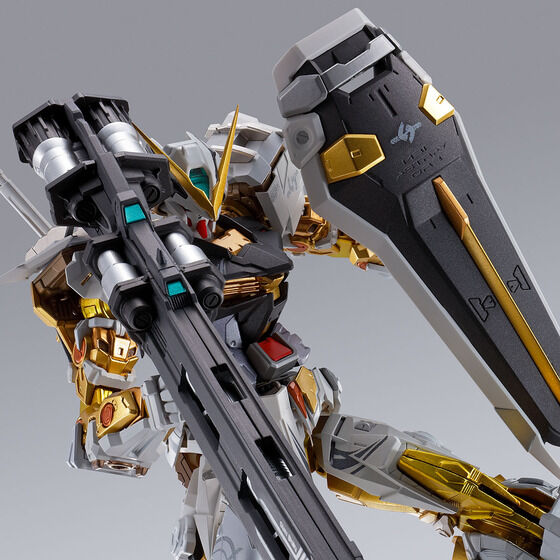 現在受注中の「METAL BUILD ガンダムアストレイ ゴールドフレーム（オルタナティブストライク Ver.）」2023年8月発売予定。価格は26,400円。これまでのストライカーパックにもちろん対応している