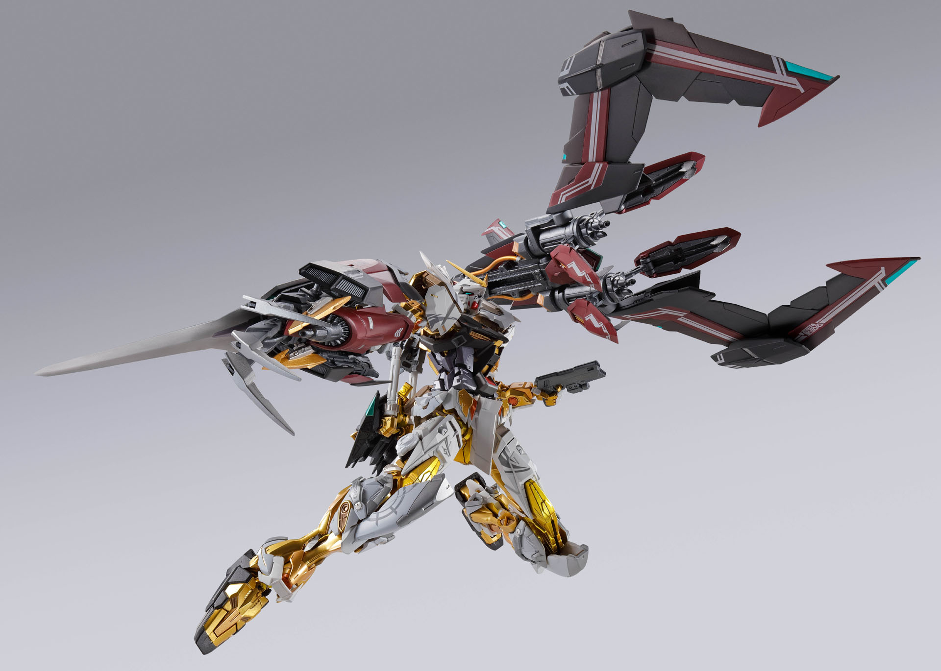 「METAL BUILD ディバインストライカー（オルタナティブストライク Ver.）」を装備すると、ちょっと悪役っぽいデザインに