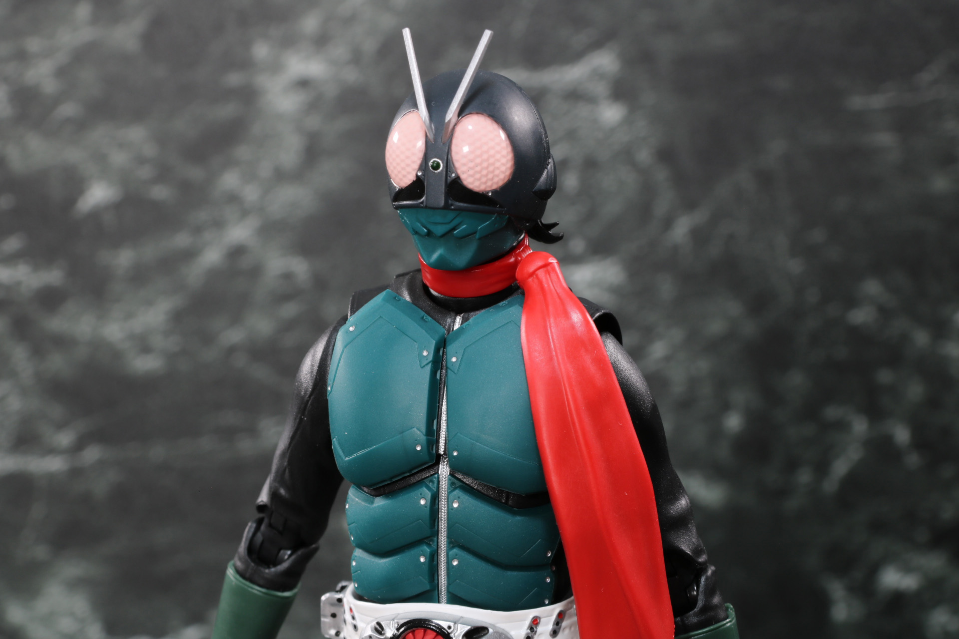 厚めの胸板で力強い印象となっている