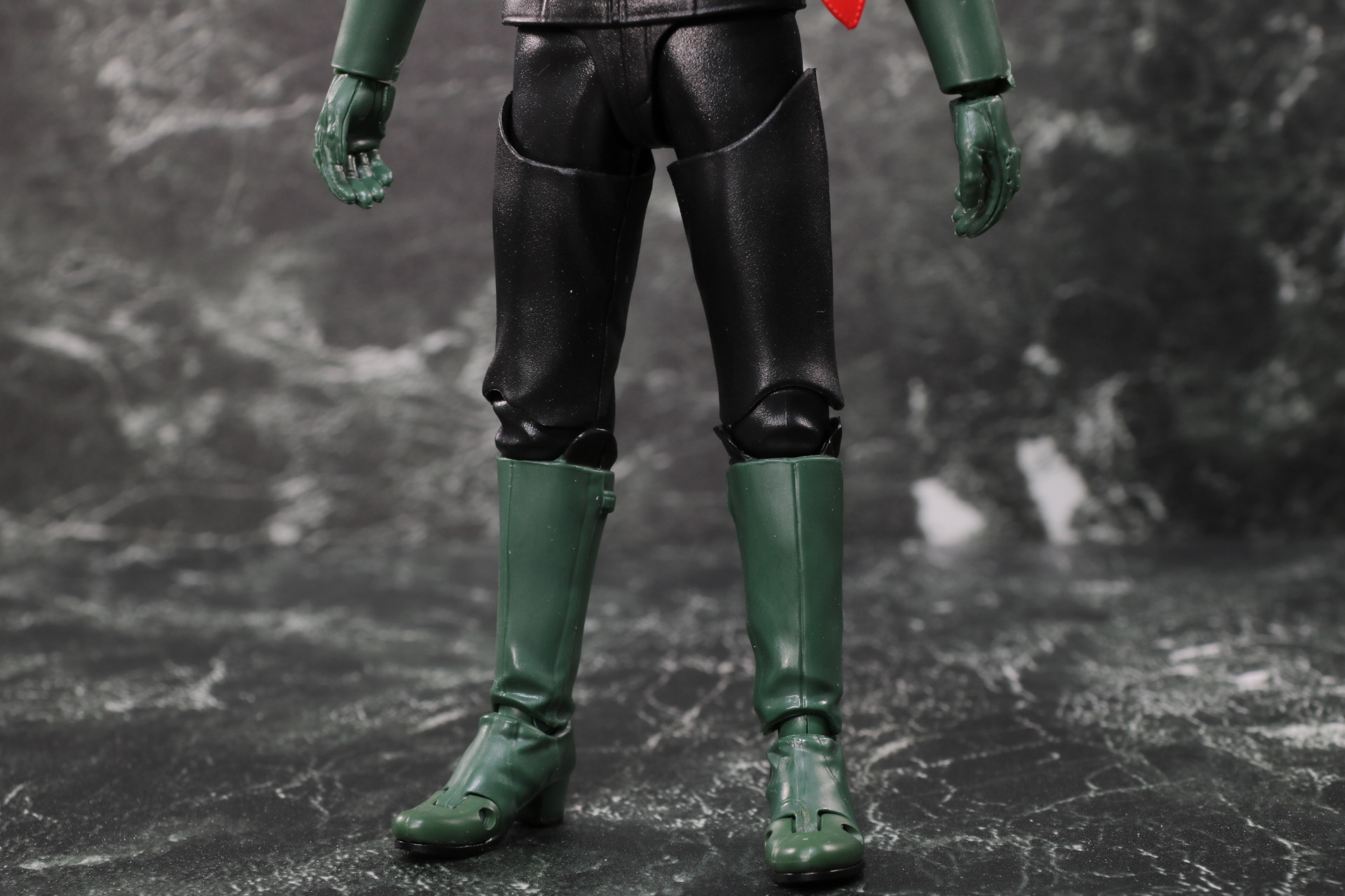 厚めの胸板で力強い印象となっている