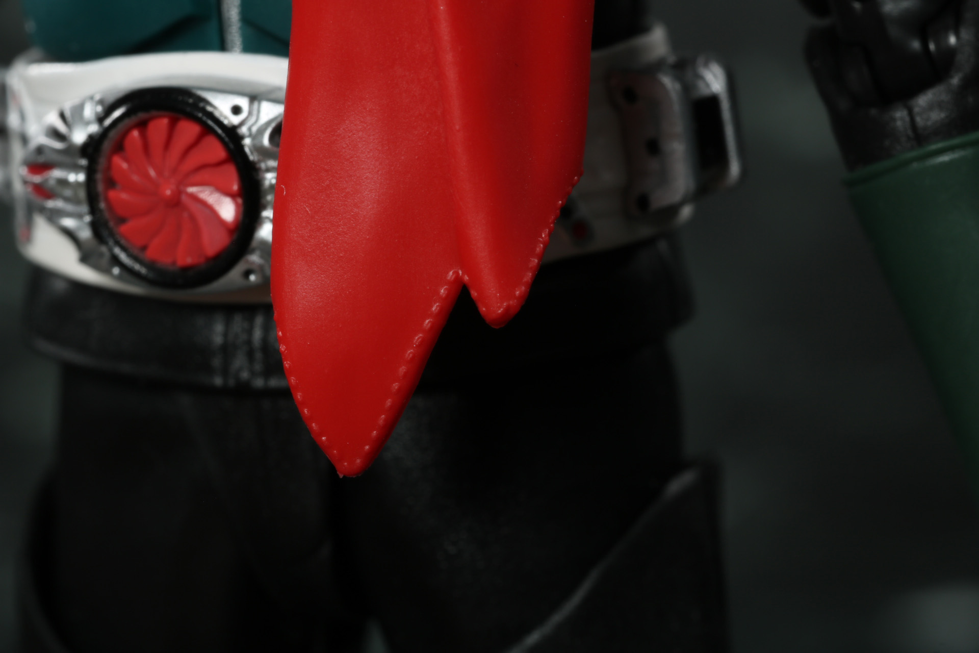 マフラーには縫い跡まで造形されている