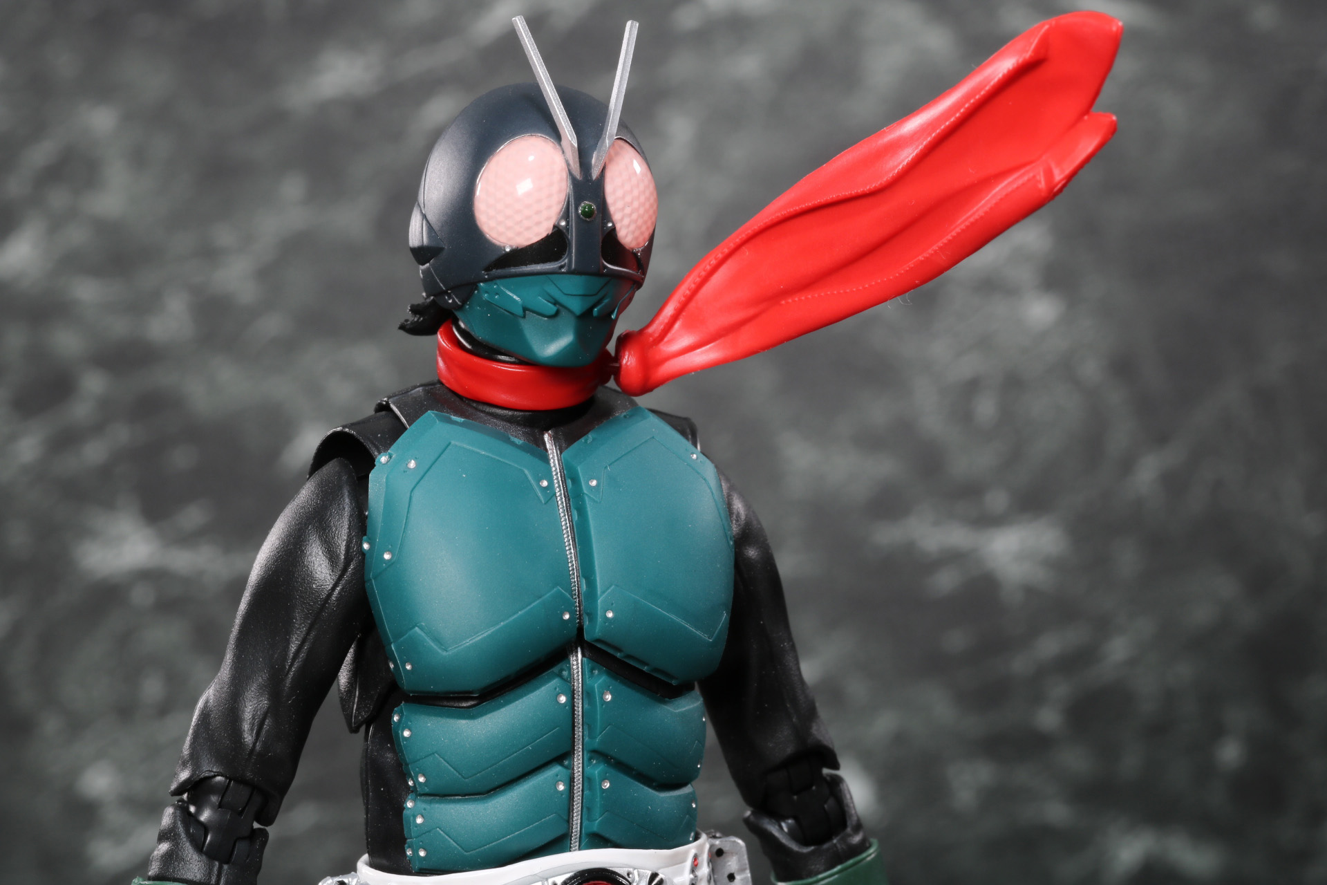 マフラーは結び目部分で動かすことができ、風になびく表現もできる