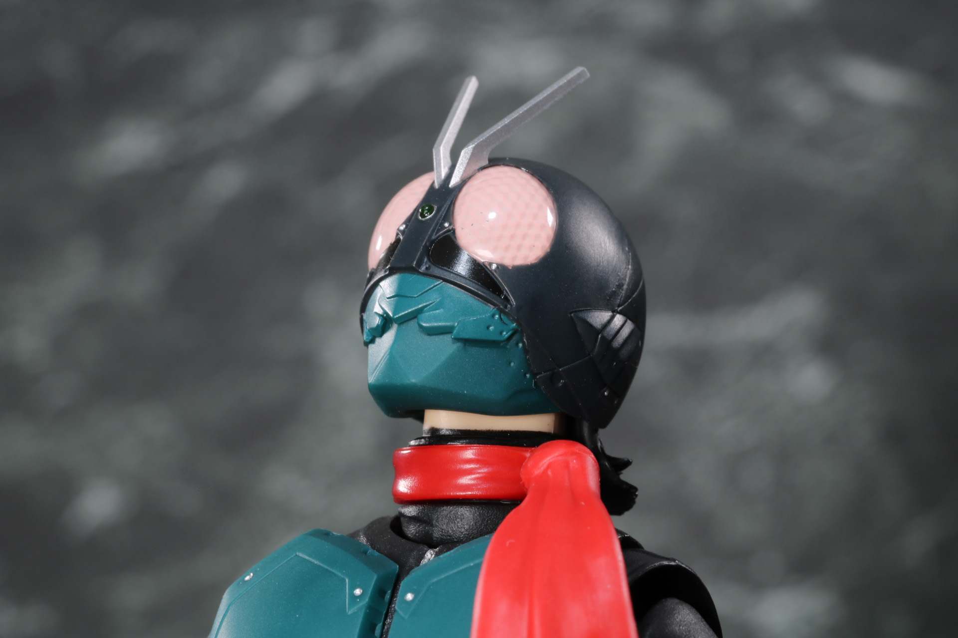 頭部を上向きにすると首筋が見える細かい演出