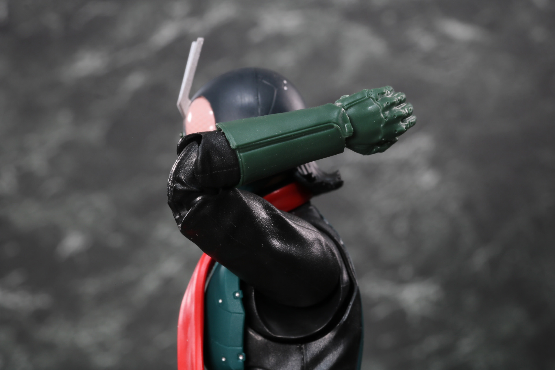 肩口で大きく動かすことができ、パンチやジャンプ時の腕をばした表現が可能