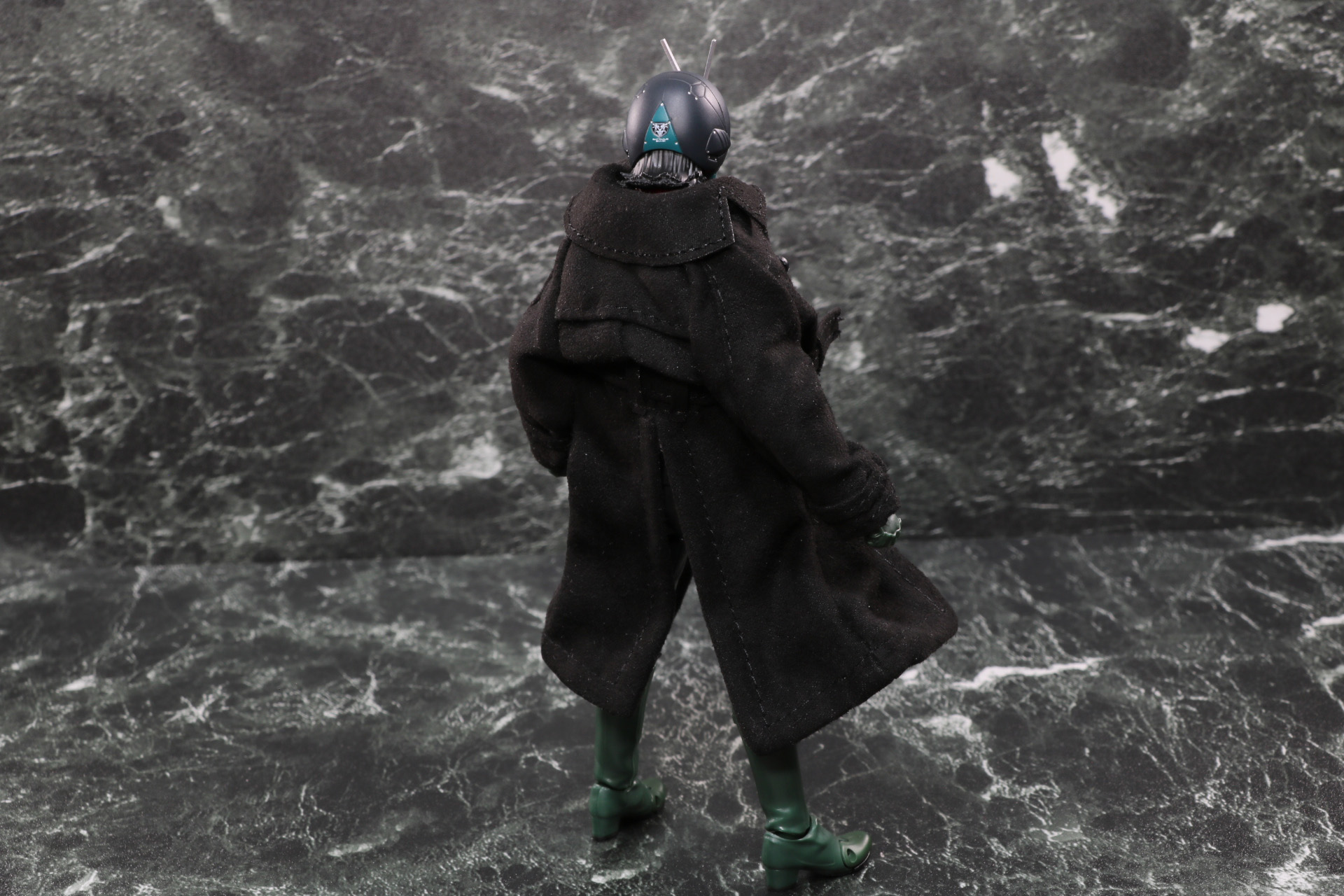 コートにはボタンやベルトも造形されている。ボタンは留める箇所はなく、飾りとなっている