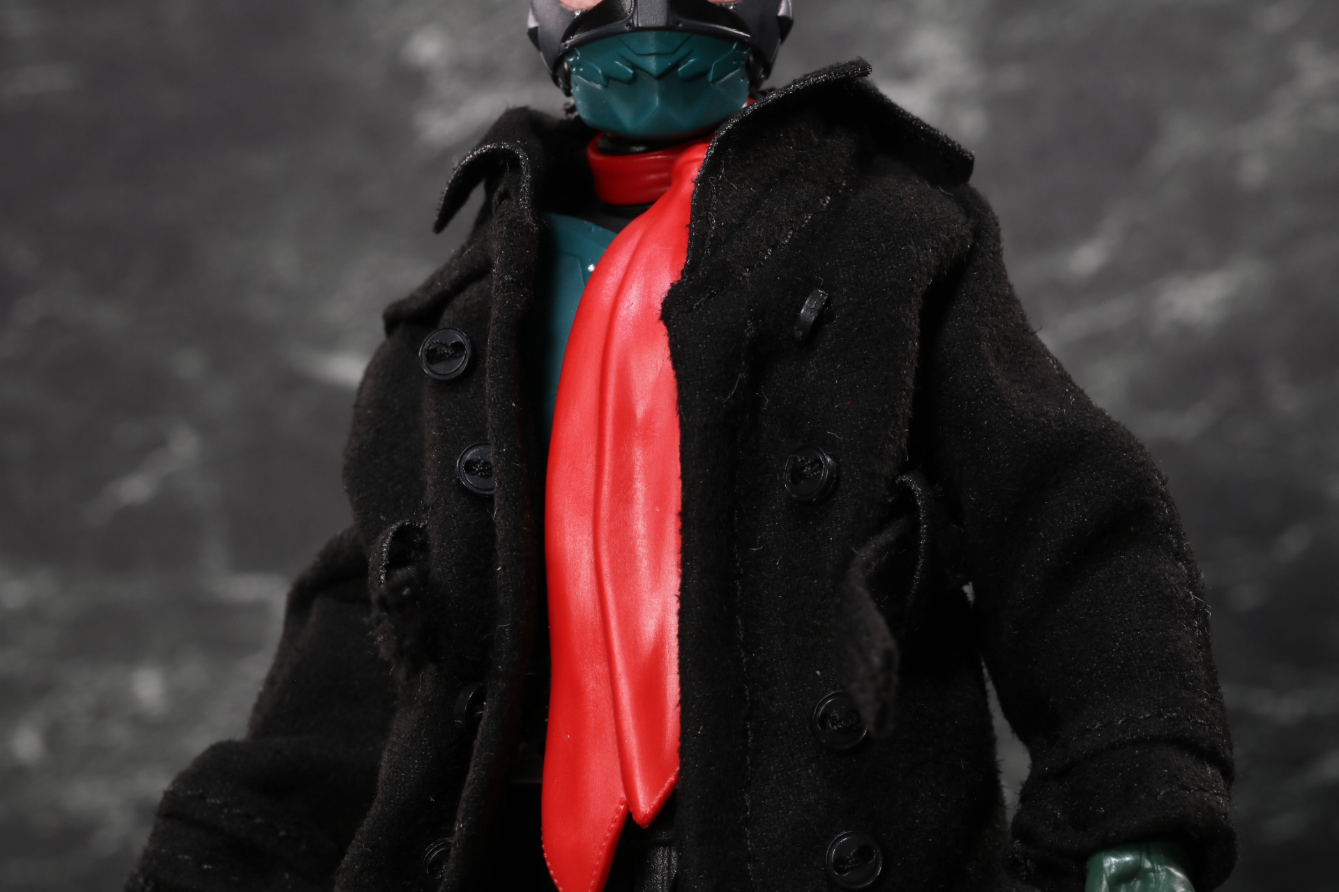 コートにはボタンやベルトも造形されている。ボタンは留める箇所はなく、飾りとなっている