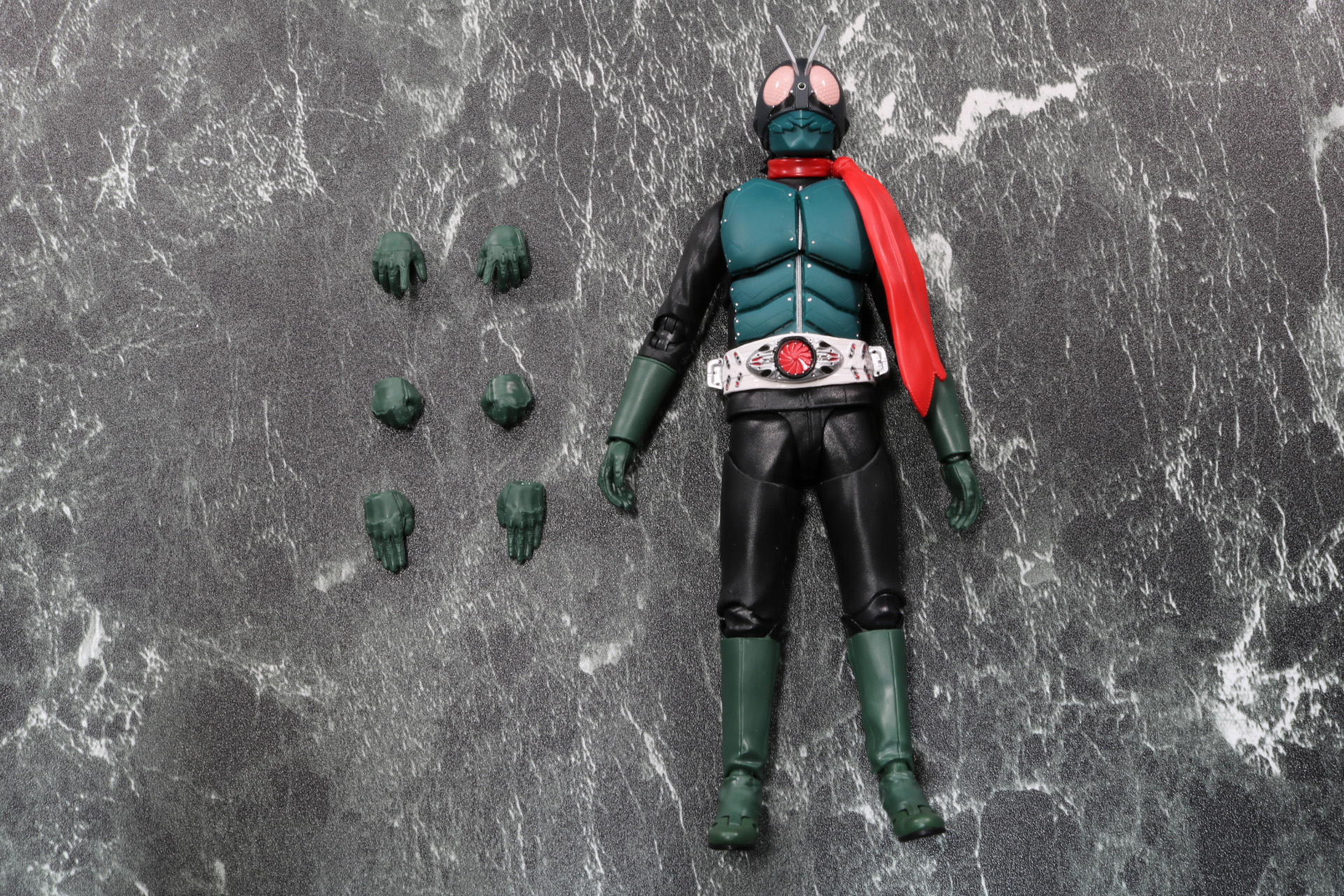 交換用手首は手刀、握りこぶし、開き手となっている