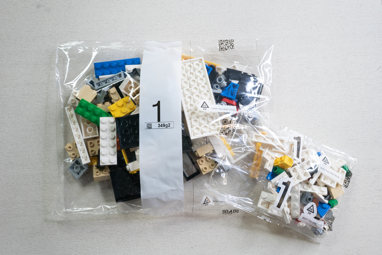 袋1は2つで、かなりカラフルな印象。ここからだと、レックスの頭部になることは想像できないかも