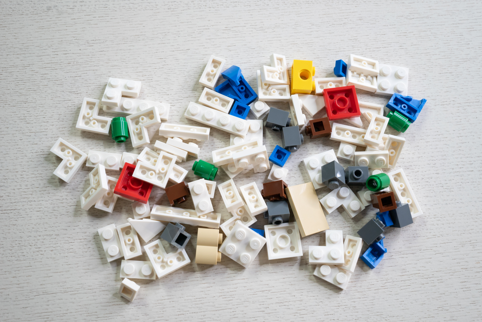 袋1は2つで、かなりカラフルな印象。ここからだと、レックスの頭部になることは想像できないかも