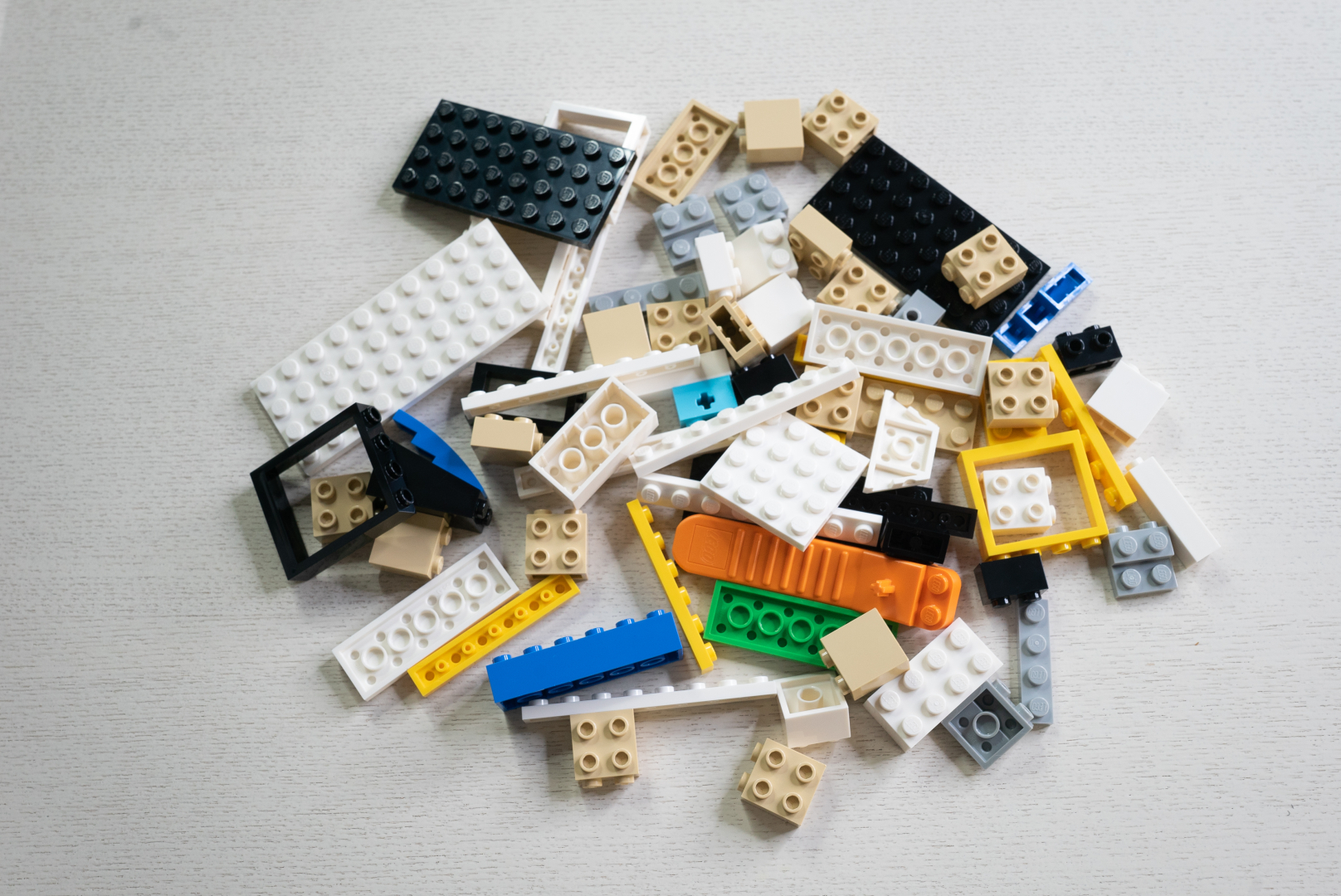 袋1は2つで、かなりカラフルな印象。ここからだと、レックスの頭部になることは想像できないかも