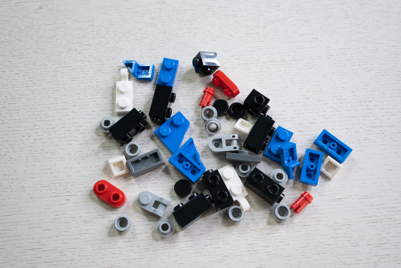 袋1は2つで、かなりカラフルな印象。ここからだと、レックスの頭部になることは想像できないかも