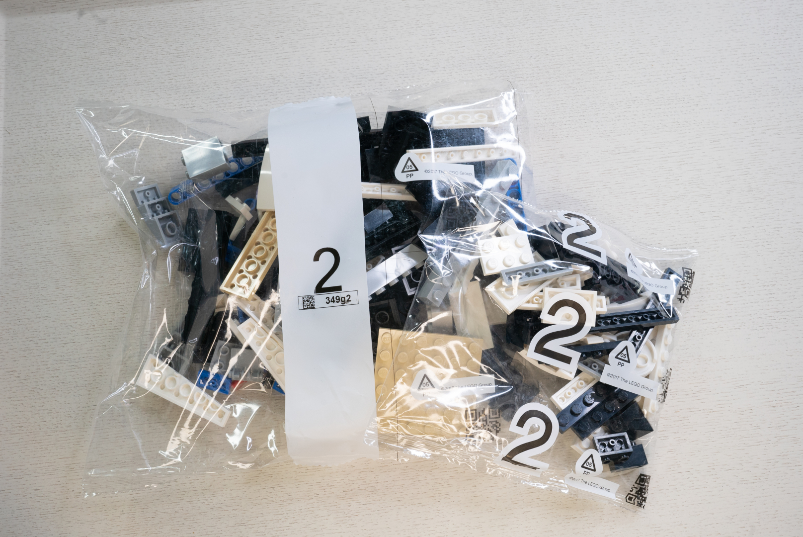 袋2も2つで、今度は黒い……ここから白と青のレックスに変身する工程が楽しみだ