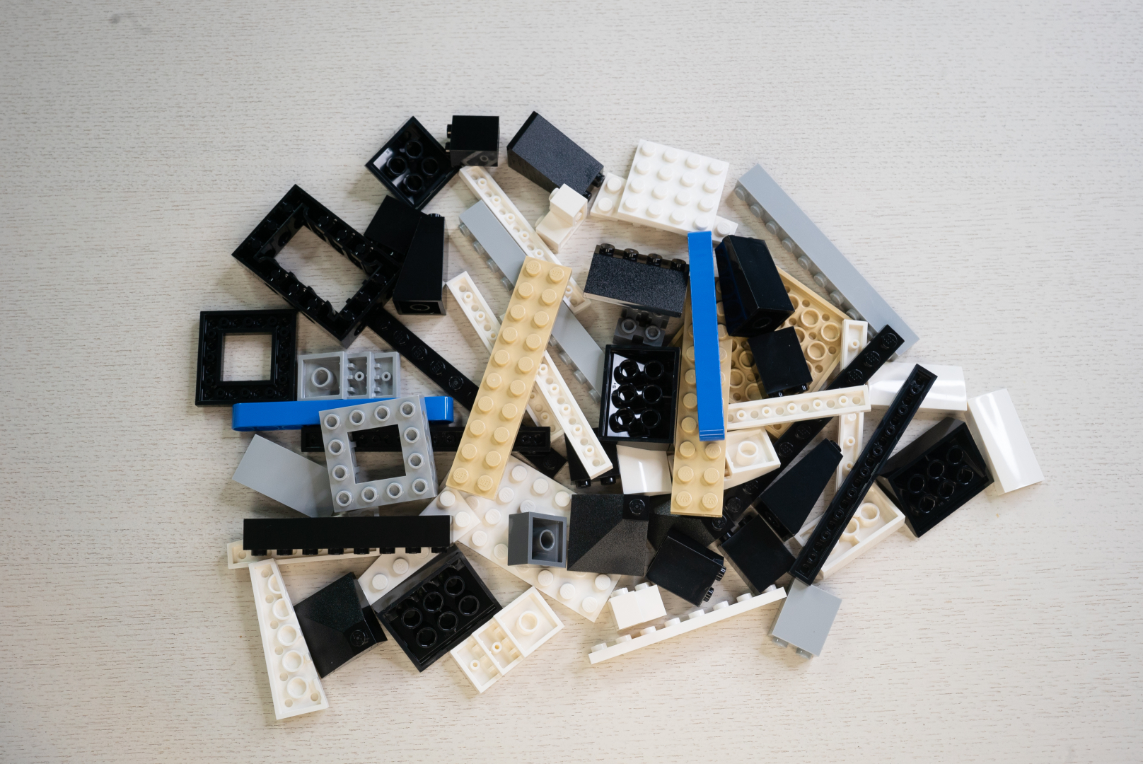 袋2も2つで、今度は黒い……ここから白と青のレックスに変身する工程が楽しみだ