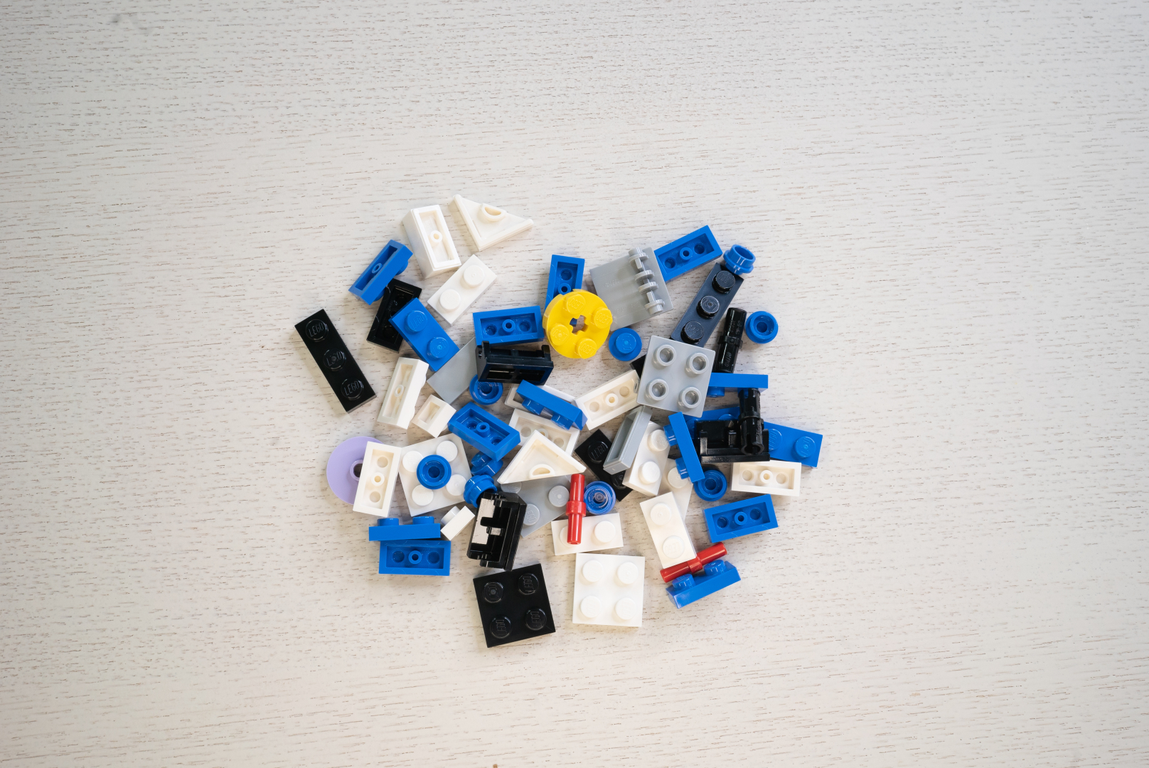 袋2も2つで、今度は黒い……ここから白と青のレックスに変身する工程が楽しみだ