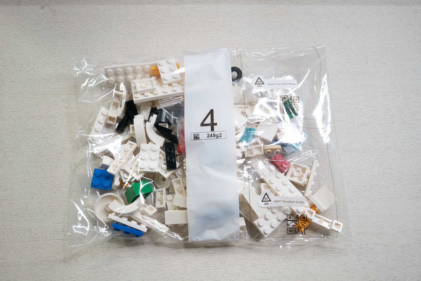 袋4は1つ。これまでとは異なり、白のパーツが増えている大ぶりなパーツもある