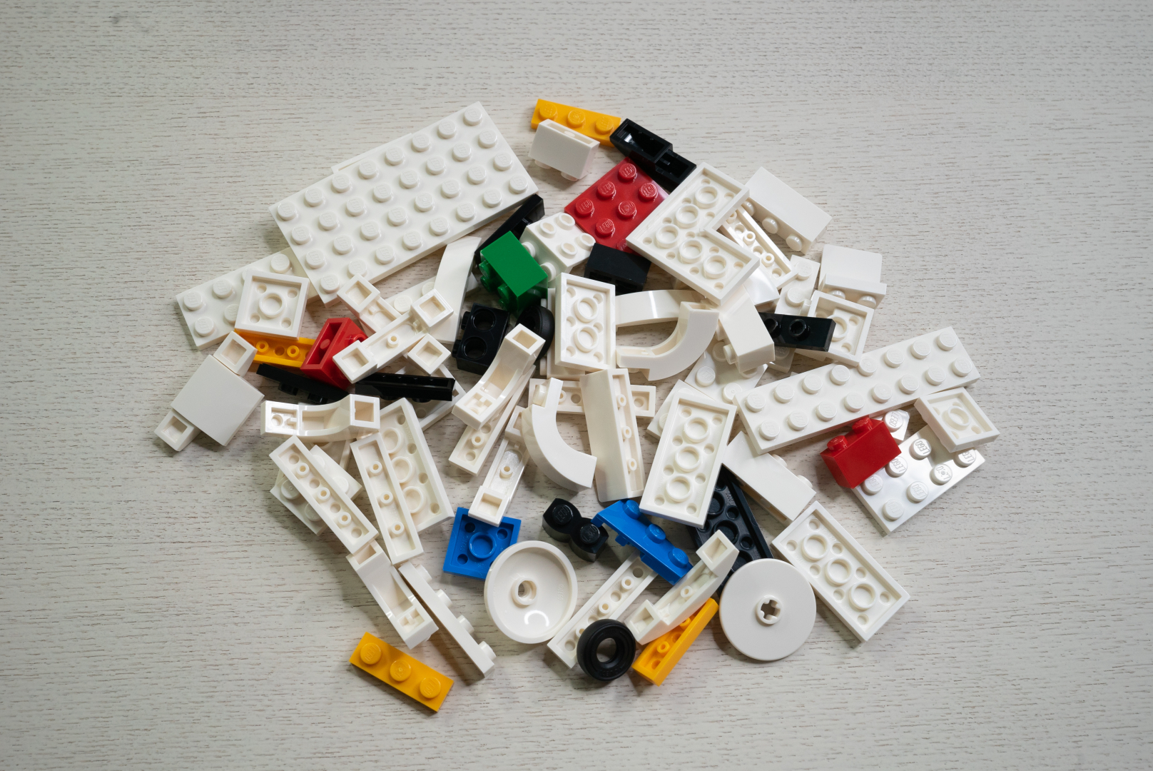 袋4は1つ。これまでとは異なり、白のパーツが増えている大ぶりなパーツもある