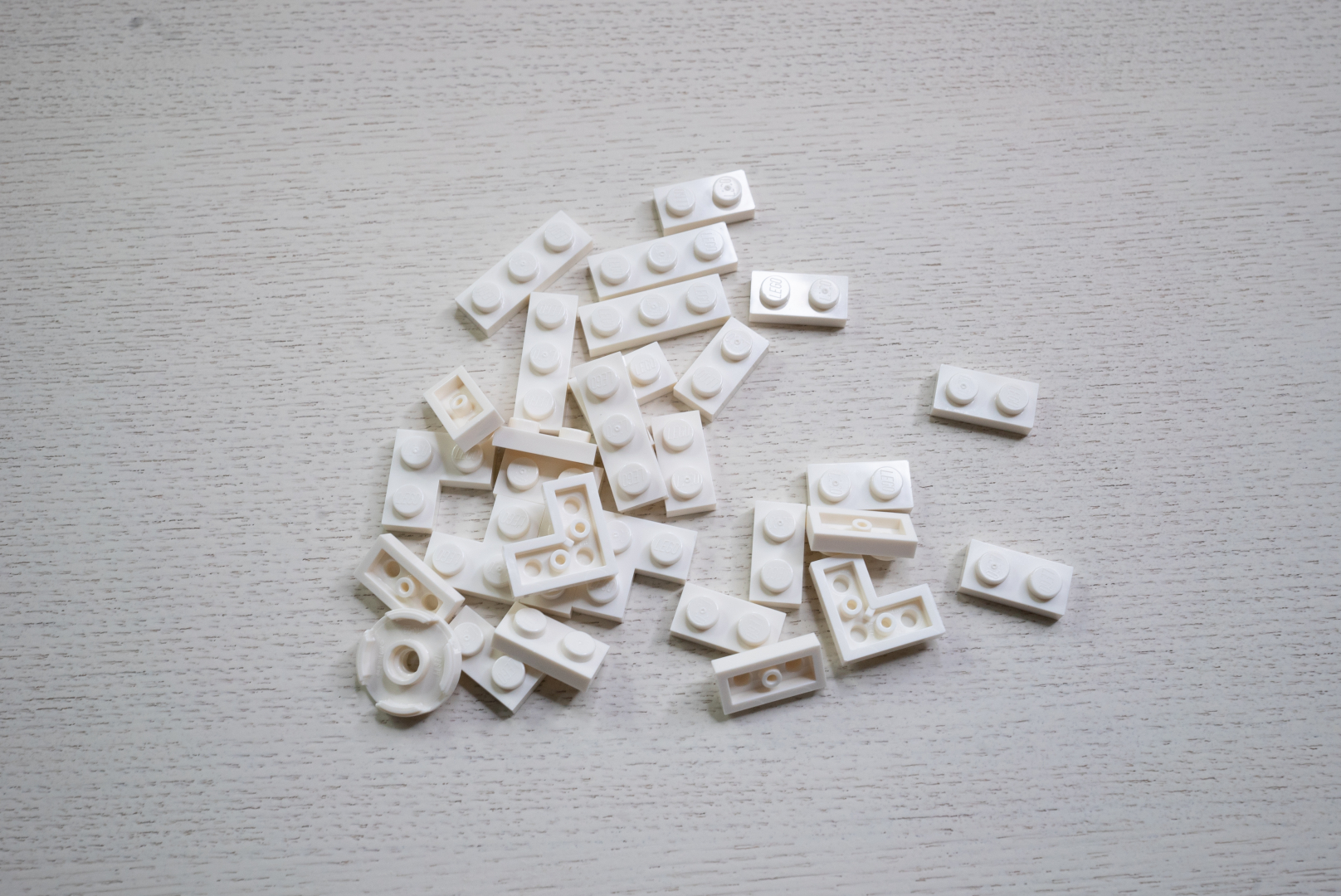 袋4は1つ。これまでとは異なり、白のパーツが増えている大ぶりなパーツもある