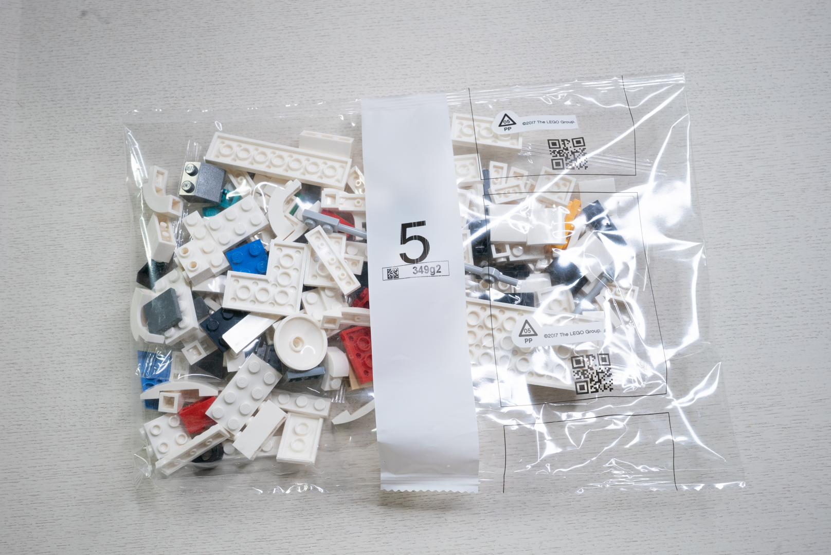 袋5も1つ。やはり白のパーツが多い。仕上げに使う製品プレートのプリントパーツがテンション上がるね