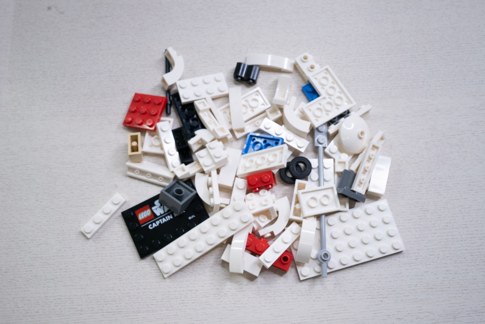 袋5も1つ。やはり白のパーツが多い。仕上げに使う製品プレートのプリントパーツがテンション上がるね