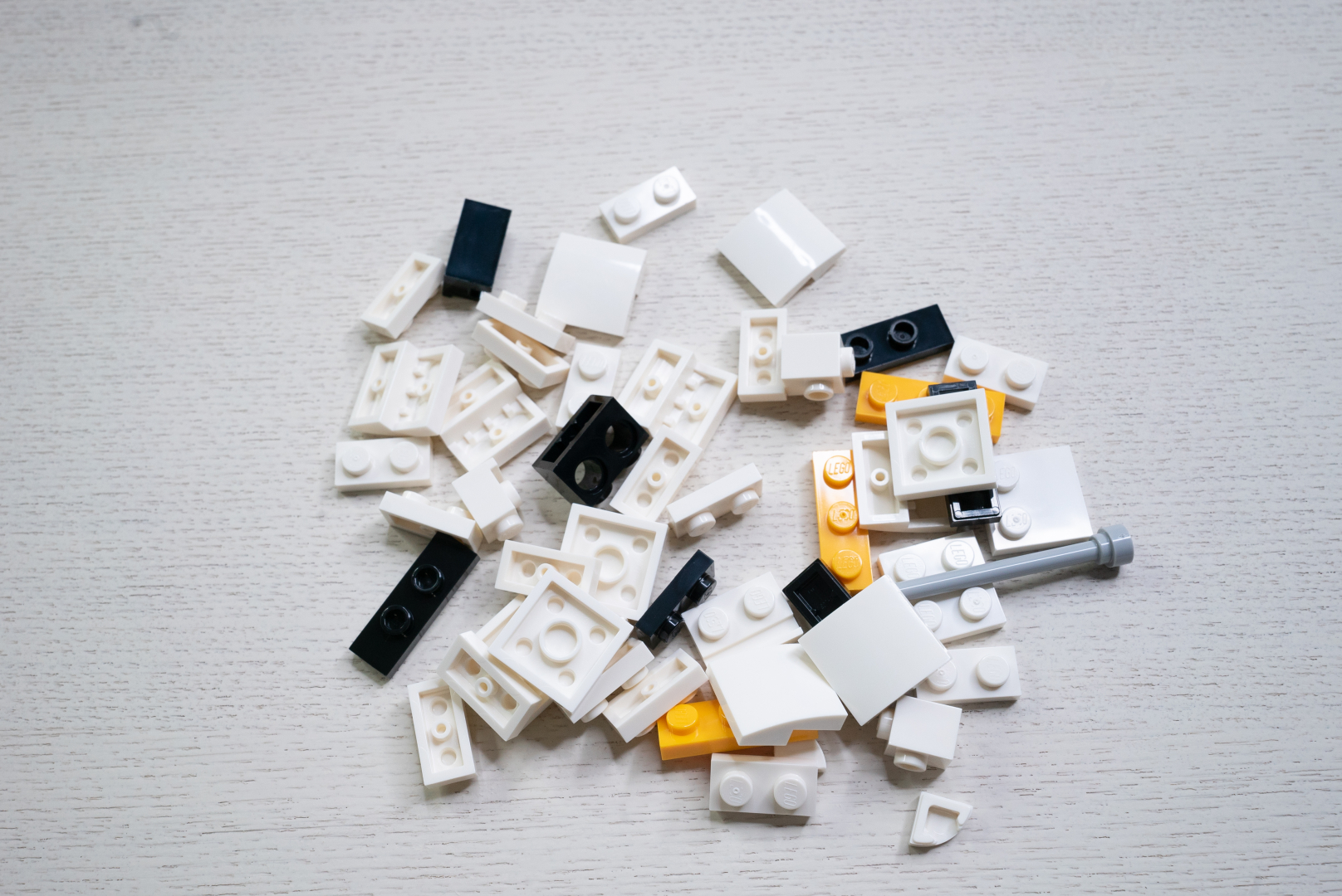 袋5も1つ。やはり白のパーツが多い。仕上げに使う製品プレートのプリントパーツがテンション上がるね