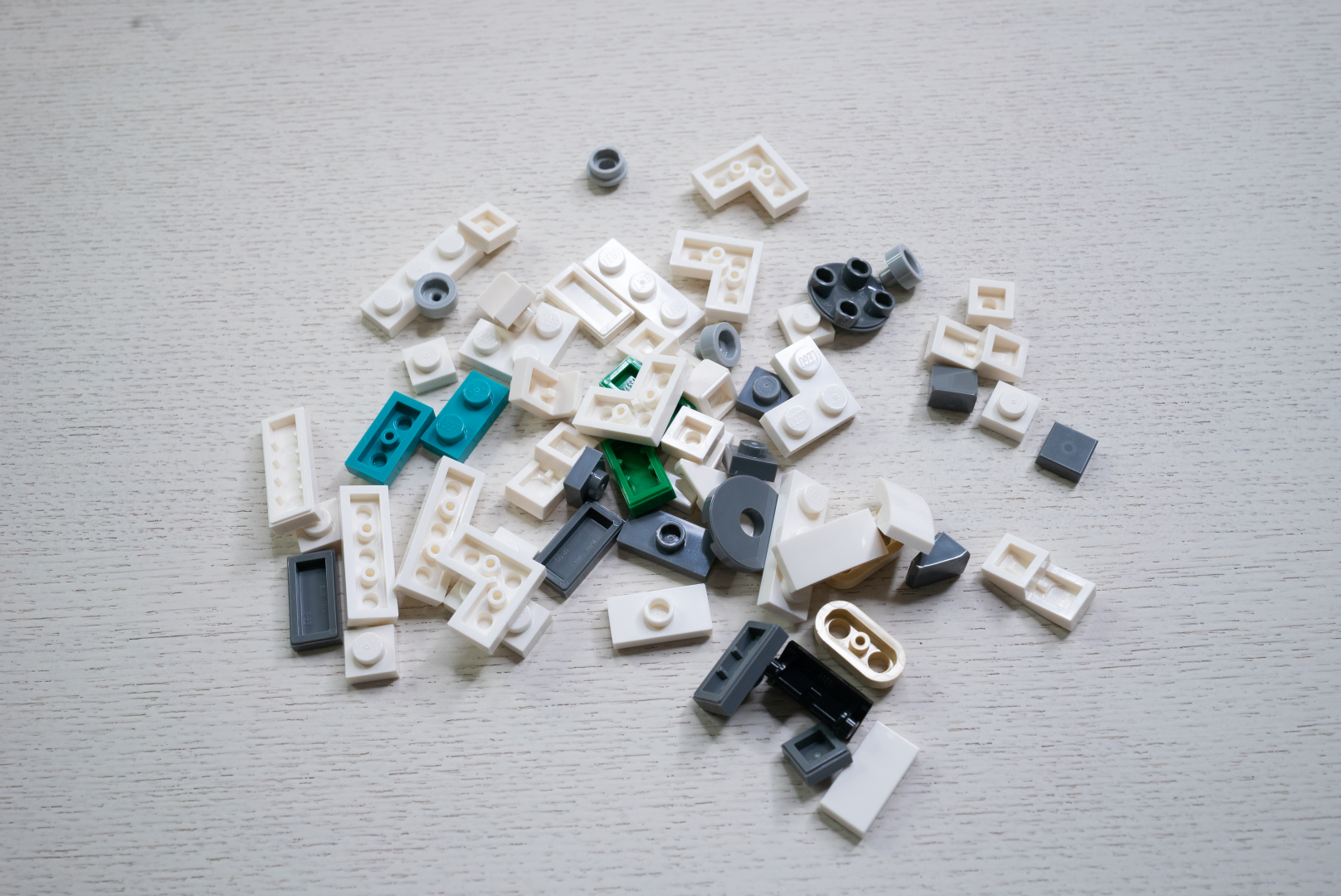 袋5も1つ。やはり白のパーツが多い。仕上げに使う製品プレートのプリントパーツがテンション上がるね