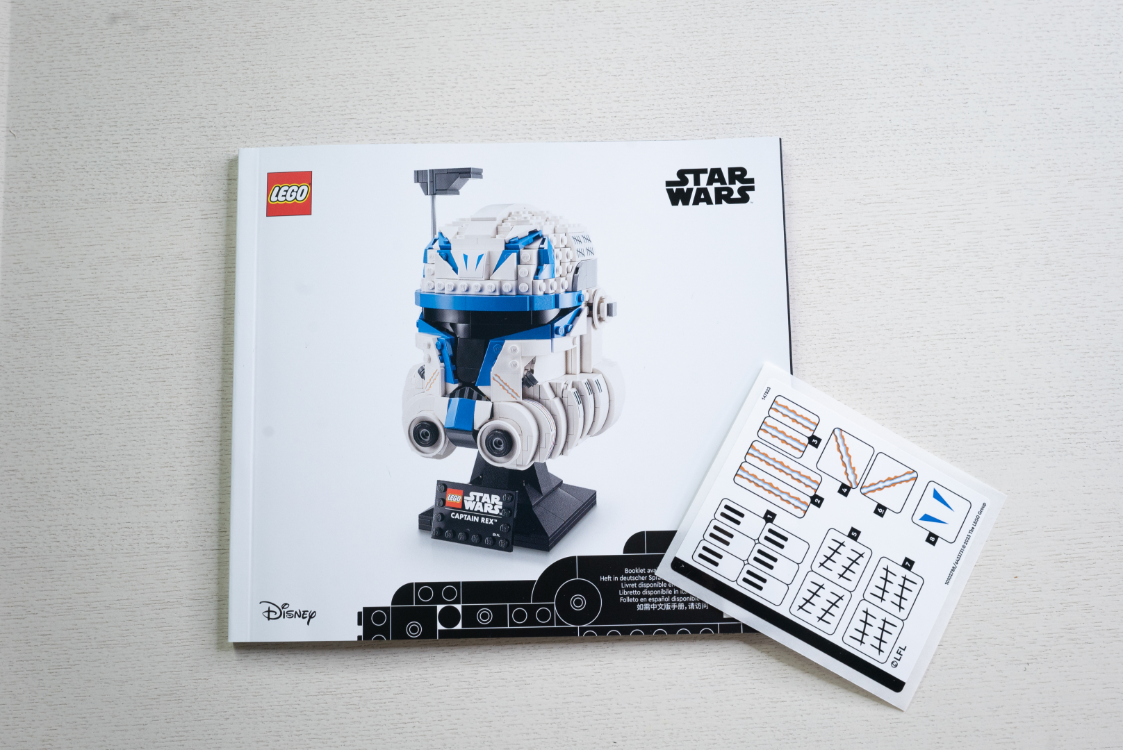 インストラクションとステッカー。どうやら、傷跡などをシールで再現する模様