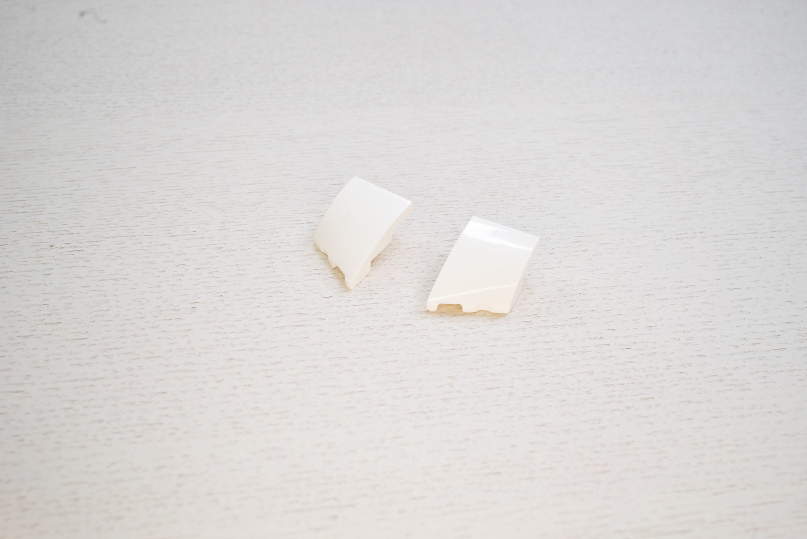 気になるパーツ2：2×3サイズのウエッジカーブスロープ。これまでウエッジカーブスロープ1×2しかなかったので、これも嬉しい。飛行機の翼やロボの腰アーマーなどにも使えそうだ