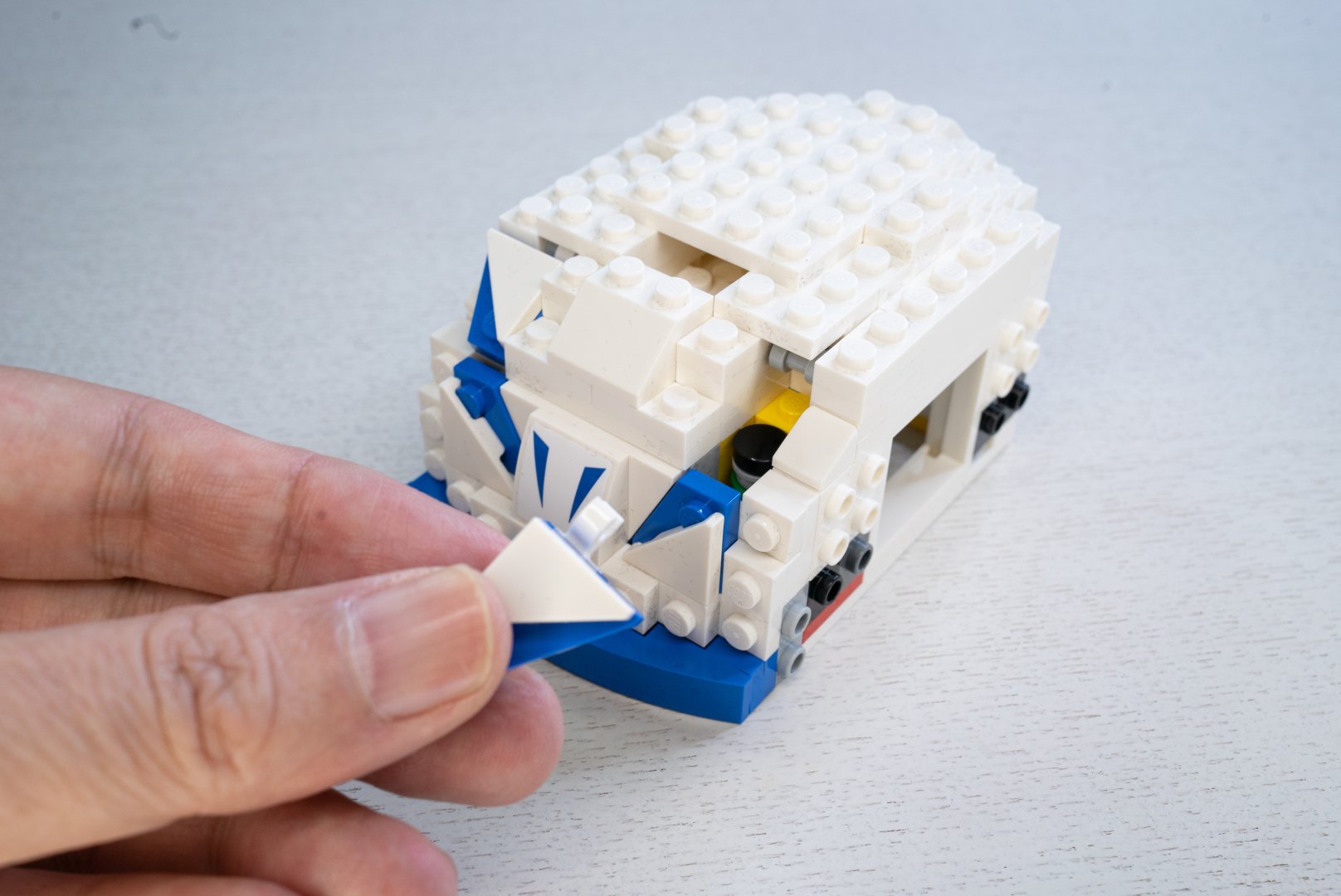 内側にバーの付いたパーツを仕込み、クリップ系のパーツで接続することで斜めに配置