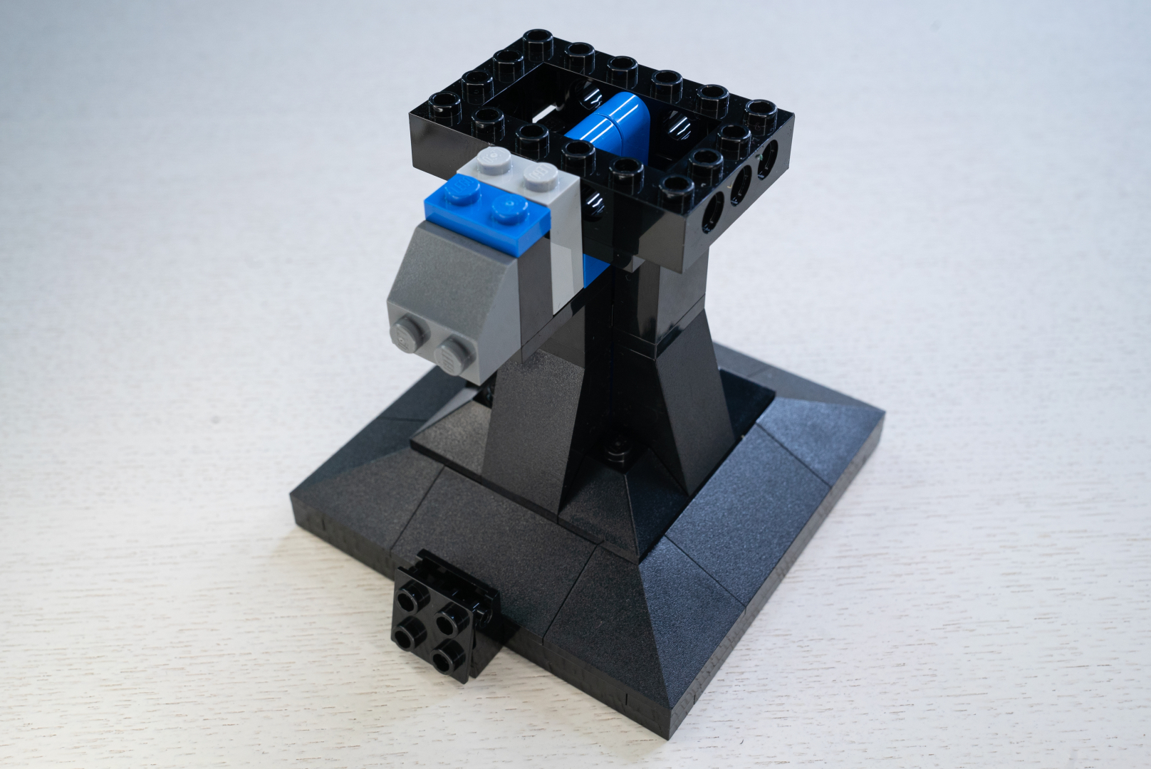 袋2では台座から制作。だが台座に見えるところも、実際はモデルの一部なのだ