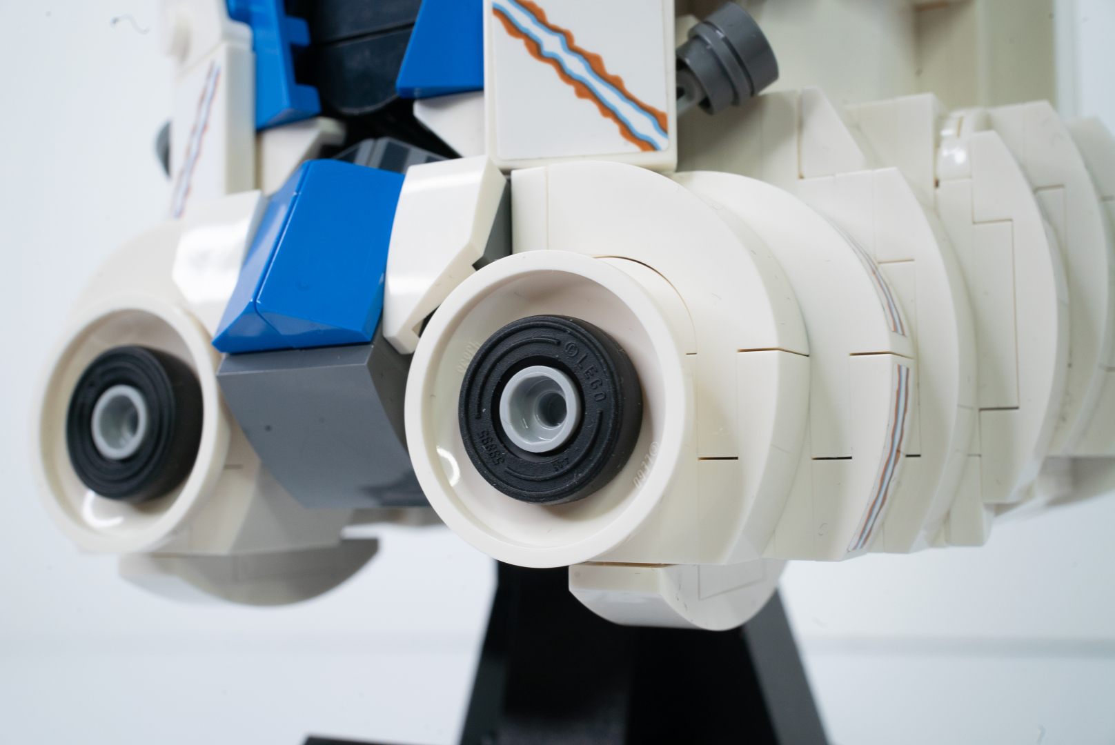 ダクト的な部分はタイヤパーツでティテール表現をしている。レゴ製品ならではの自由な発想